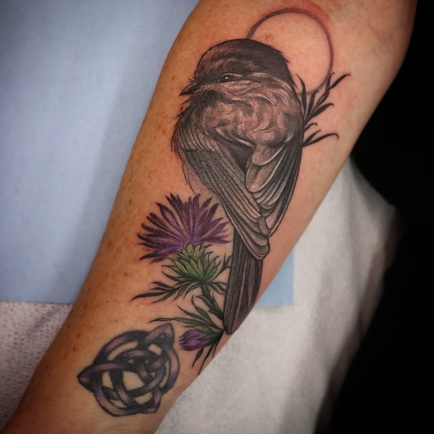 Lisa&rsquo;s chickadee tattoo ~ memorial tattoo for her late father. 🤍🤍🤍 Always facinated when things come up during our sessions, messages from the other side, not always but the ones who want to prove to their loved one that they&rsquo;re still 