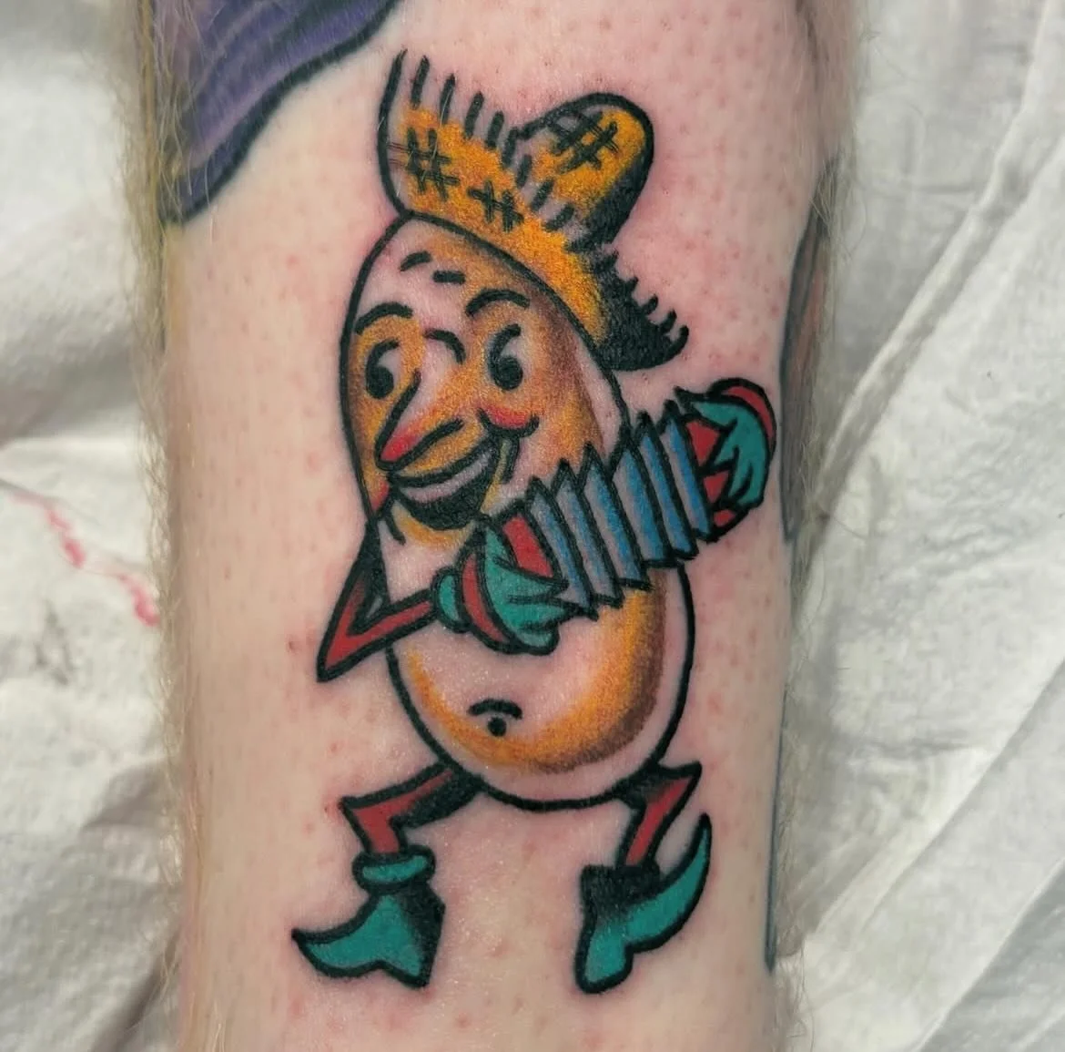 Country potatoe done by @cameronshennan_  for a potatoe collector #ginkgotattoo #potatoe #country #traditional #art #oldschool #toronto #tattooartist #tattoosnob