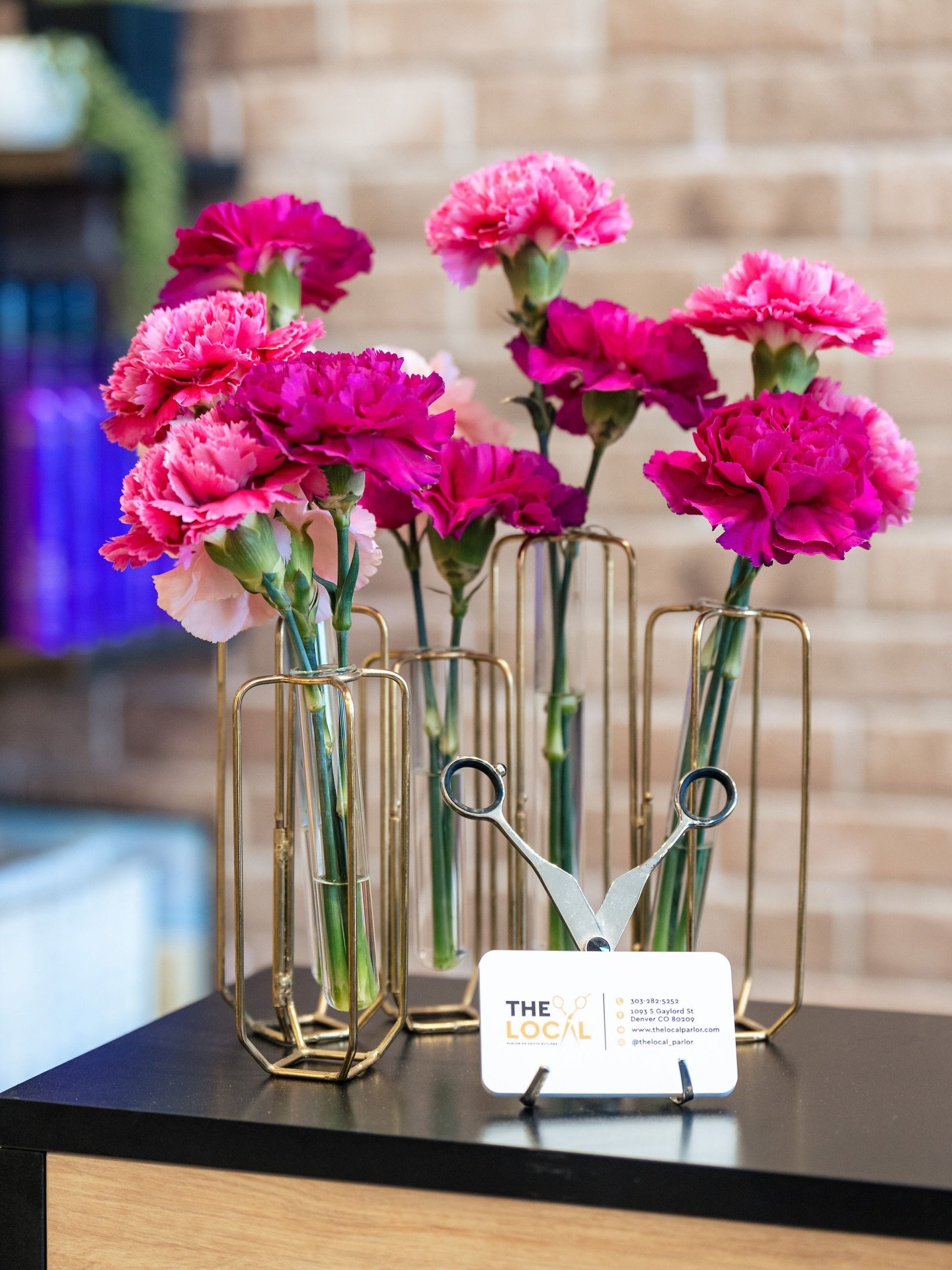 Walk in, take a breath, stay awhile 🤍🧘&zwj;♀️

A little moment for you&mdash;good hair, good conversation, and a drink in hand. Everyone&rsquo;s welcome here 💕

#denversalon#denverhair#haircolor#haircut#salonlifestyle