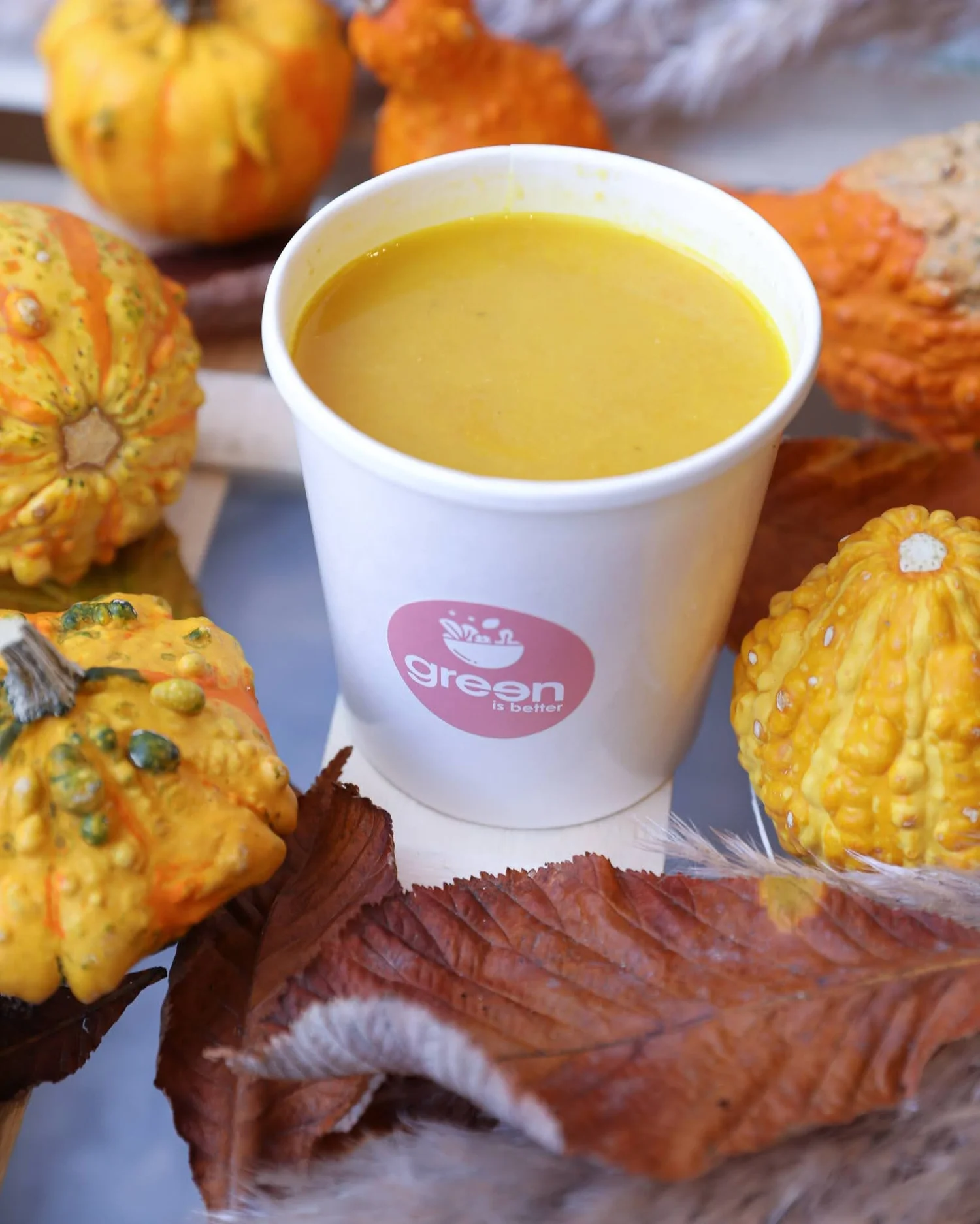 Soupe Green is Better dans un gobelet rose
