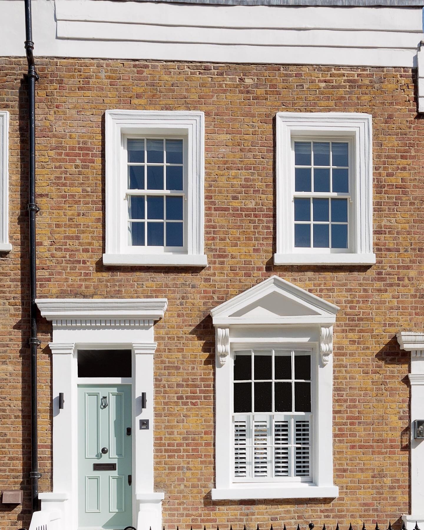 Add a touch of charm to your home with expertly crafted sash windows, with the versatility to be made to fit the traditional street aesthetic

.⁠
.⁠
.⁠
 #projectlondon #homerenovation #interiordesign #houseextensions #maximisespace #greenkitchen #sli