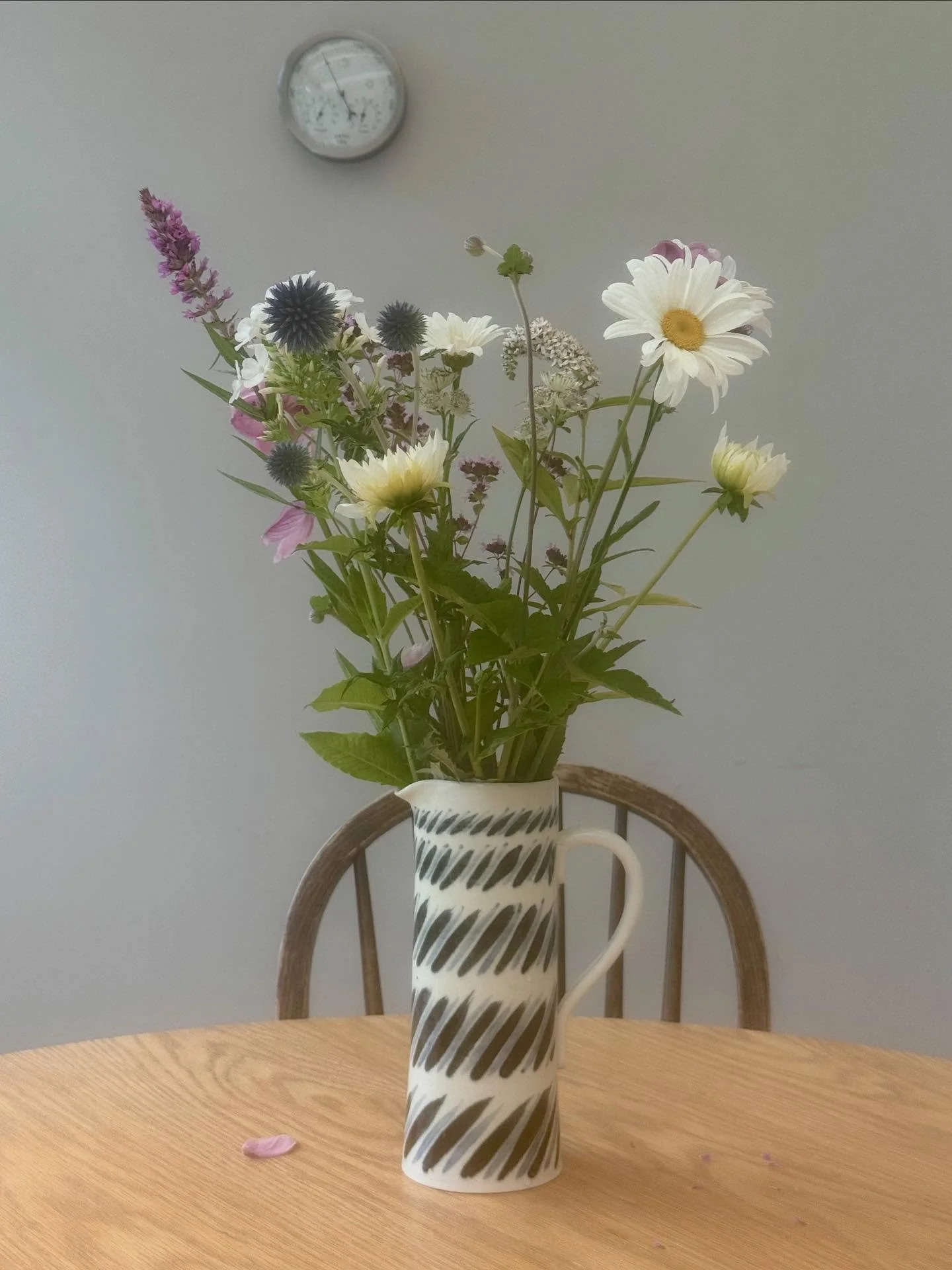 Garden flowers, kitchen jug. Somehow flowers look better in jugs, or perhaps I just imagine they do as, for no good reason, I prefer making jugs rather than vases.

#gardenflowers
#thrownporcelain
#porcelainjugs