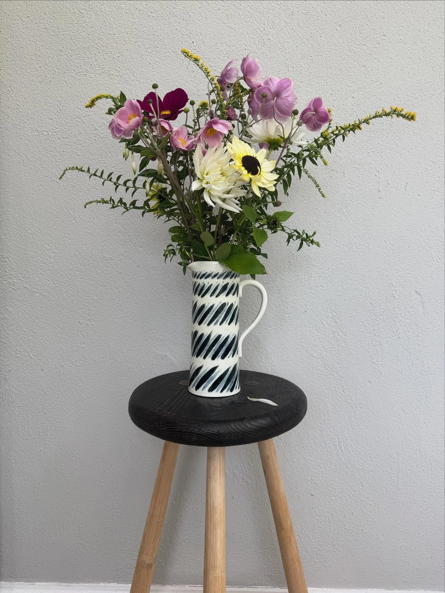 Last of the summer flowers. 
The jug is sitting on a beautiful stool made by @guymartinsculptor 

#coolstool
#thrownporcelainjug
#thrownjug
#porcelainjug
#flowerjug