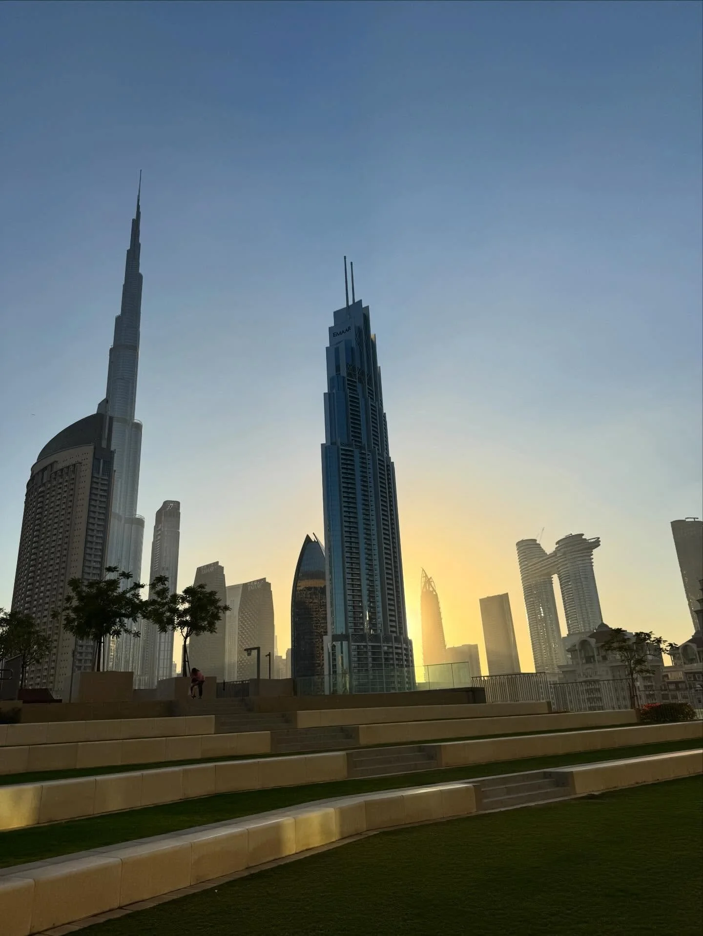 Dusk falls.

#viewfromthepool
#urbanview