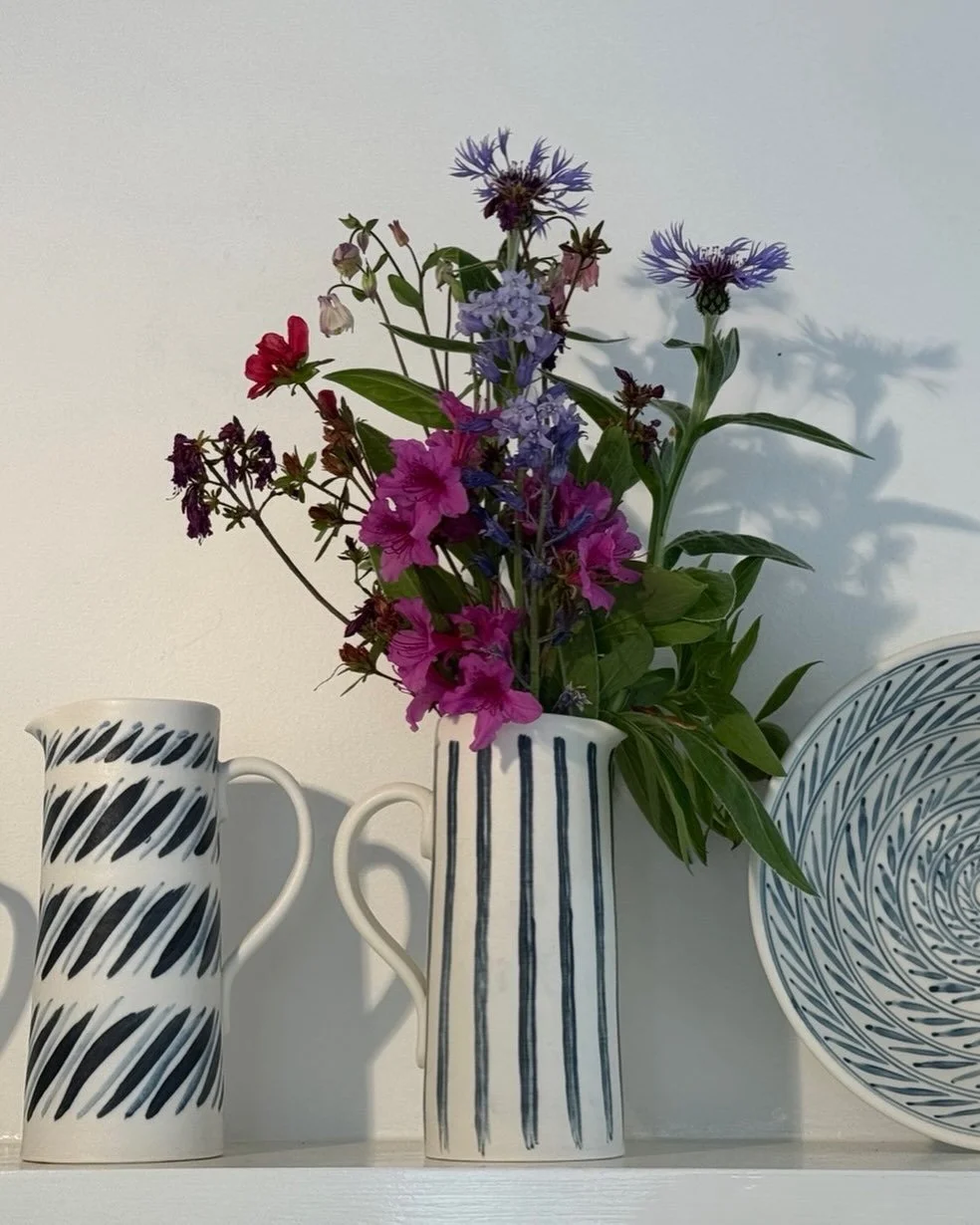 Spring flowers in a tall jug&hellip; it doesn&rsquo;t matter if the sun isn&rsquo;t shining, the flowers still bloom. Thank you to @no10_chagford for a very relaxed few days in a lovely place.

#talljugs
#flowerjugs