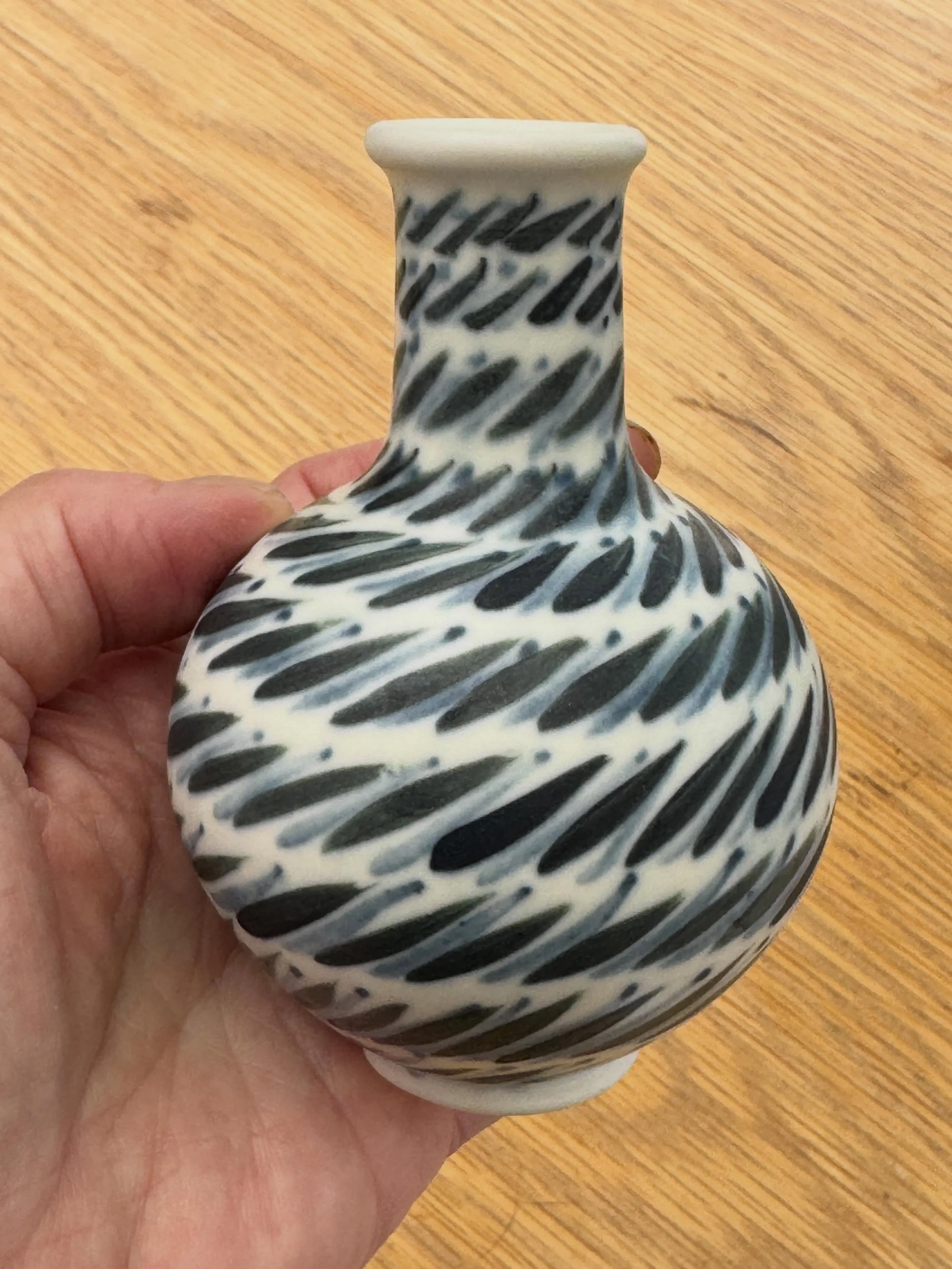 Small things &hellip; this looks almost too small to throw but its about 10% smaller after the glaze firing than it was when it went into the kiln.

#shrinkage