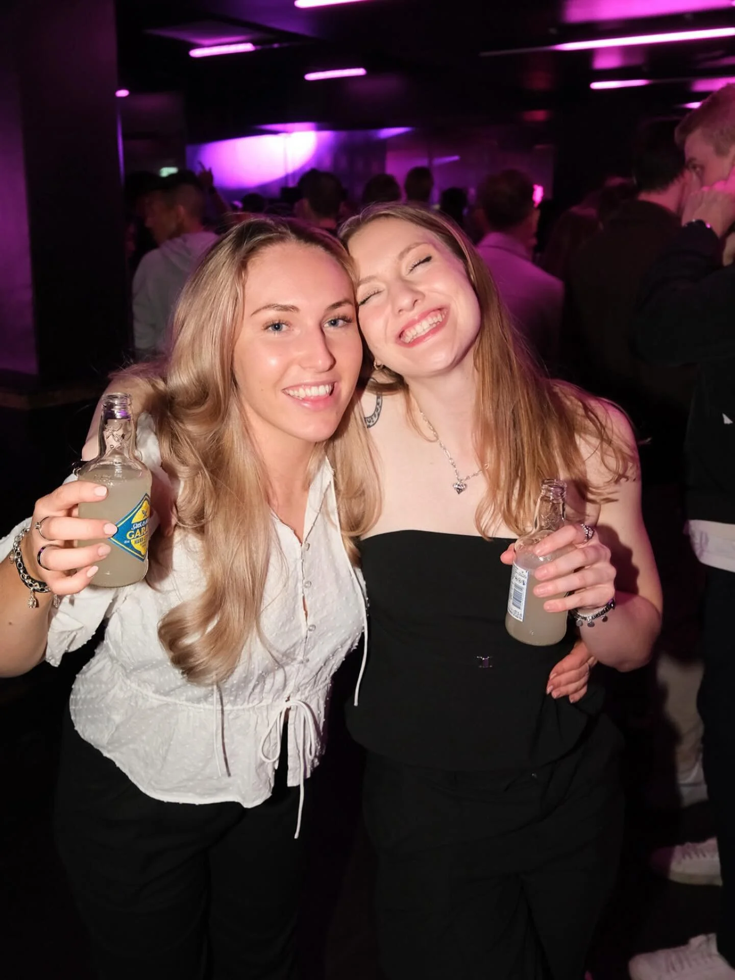 L&aring;t oss visa den r&auml;tta sidan av CR innan vi drar fram julpyntet och gl&ouml;ggen! 💕🎅🏼

VIP-BORD? 🥳
💌 till oss p&aring; instagram eller club@royalekarlstad.se