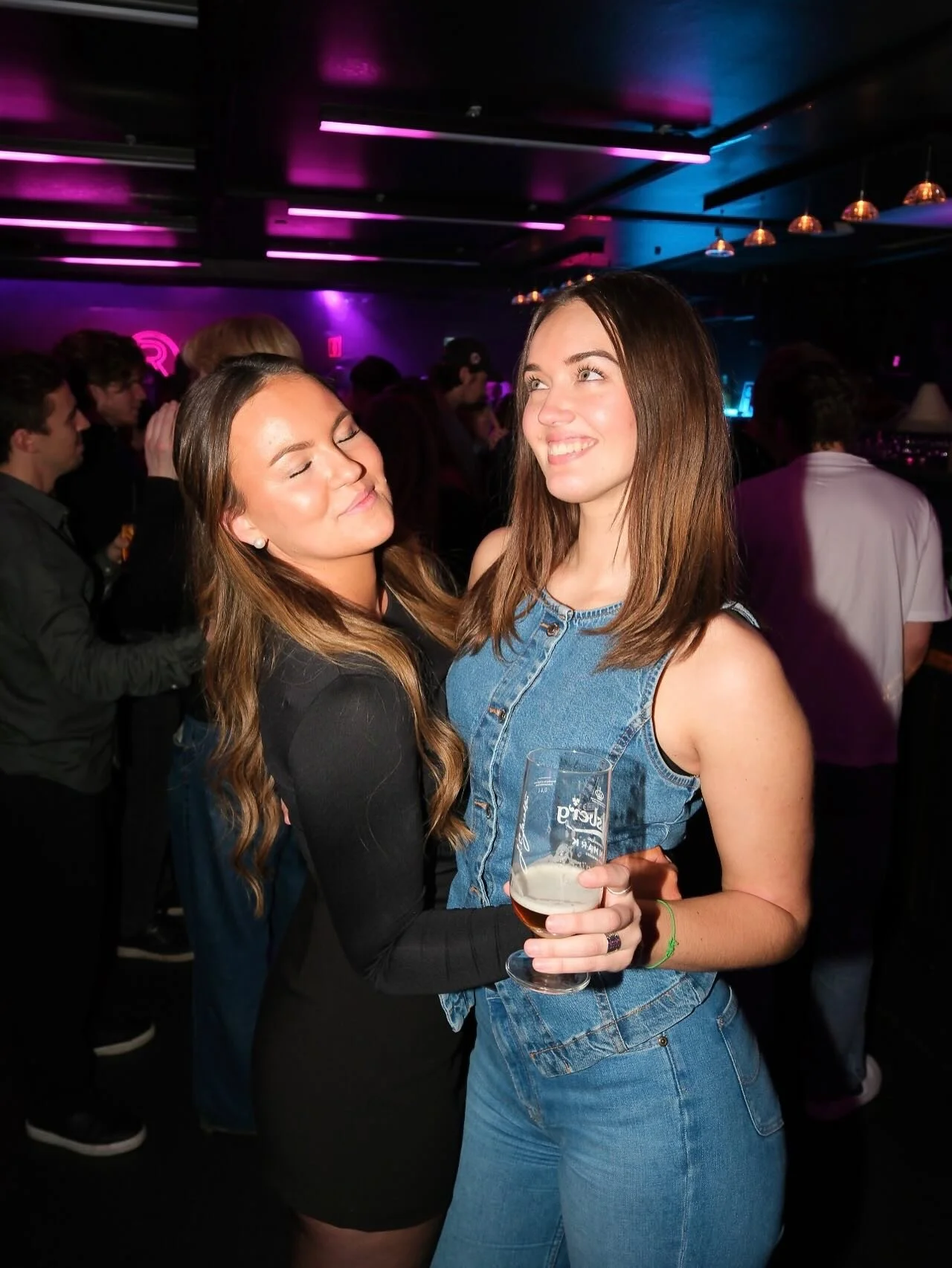 Biiiig smiles hela v&auml;gen fr&aring;n k&auml;rlekstorget -&gt; CR !!🪩 Denna helg vankas det LUCIA weekend &amp; k&auml;rt &aring;terseende av @outdoorsnightclub !🎁