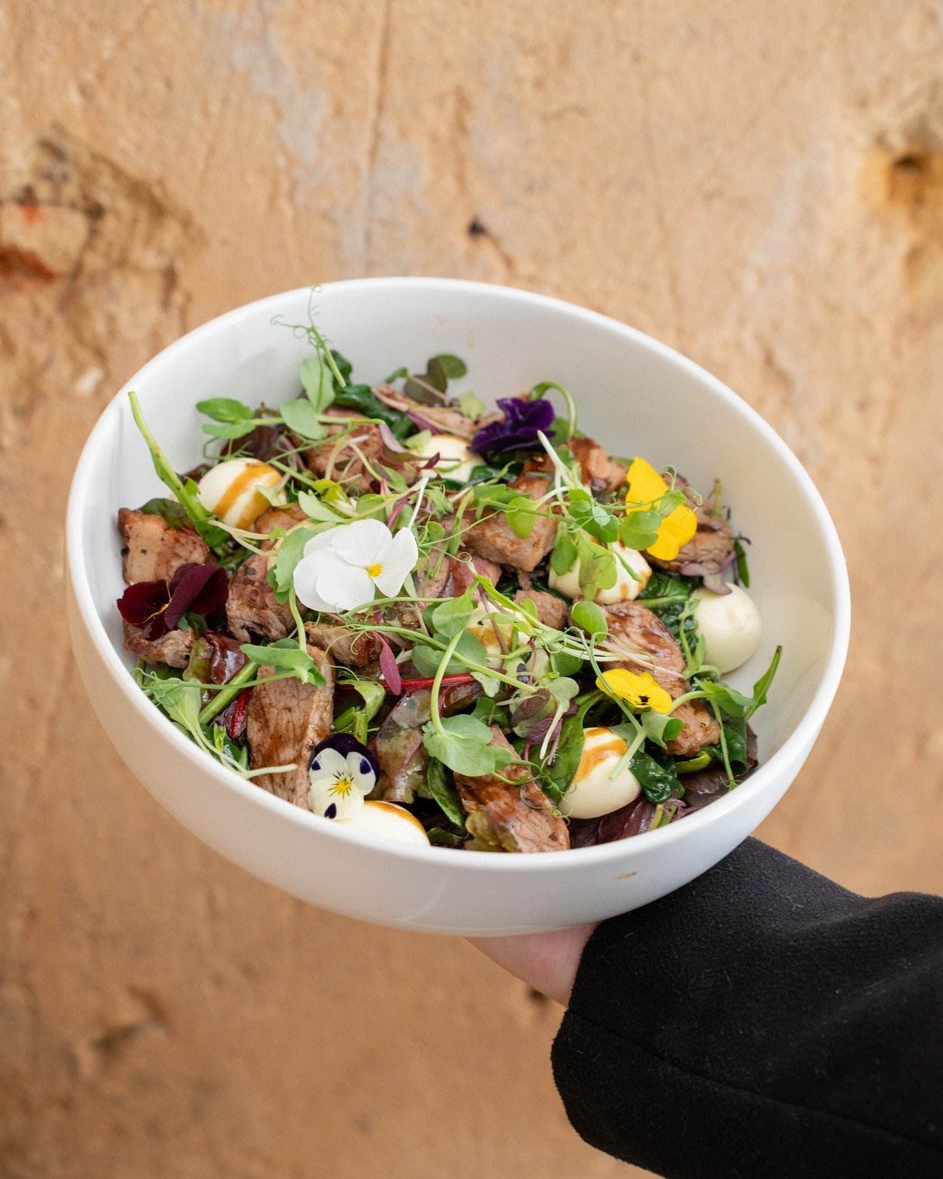 Lounah Caf&eacute; is where your week begins.
🤍 If you're in the mood for something delicious to lift your Monday spirits, this is your spot. From comforting breakfasts to fresh, feel-good lunches - and of course, coffee that hits just right - Louna