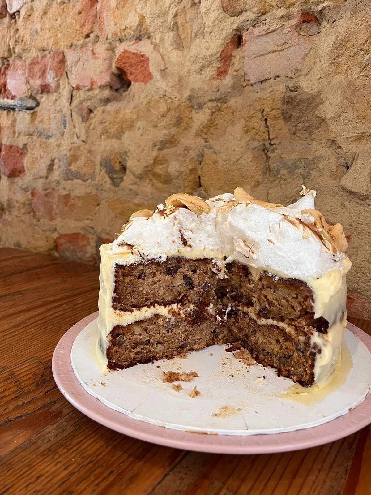 NEW CAKE ALERT 
To good to not come grab a slice &bull; Apple &amp; Pineapple Carrot Cake 🍰 

Come visit us today at Lounah!