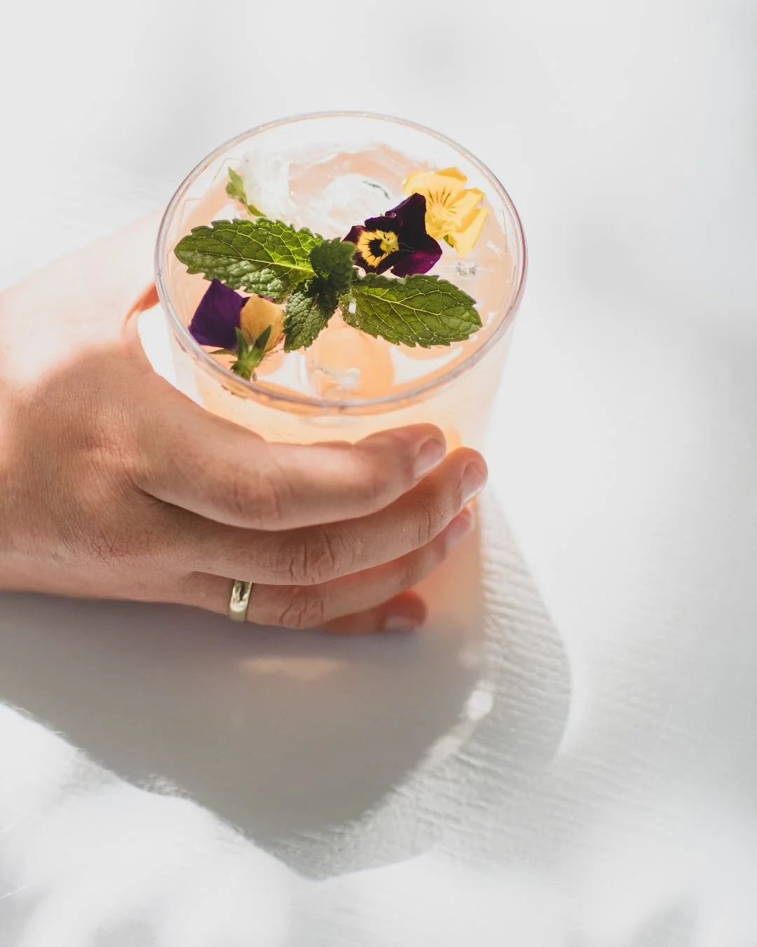 A splash of our handcrafted cordials = instant sunshine in your glass. 🍹
Fresh, floral, and naturally refreshing the perfect pour for catch-ups and slow afternoons.
Tell us, which Lounah cordial has been your go-to lately?👇