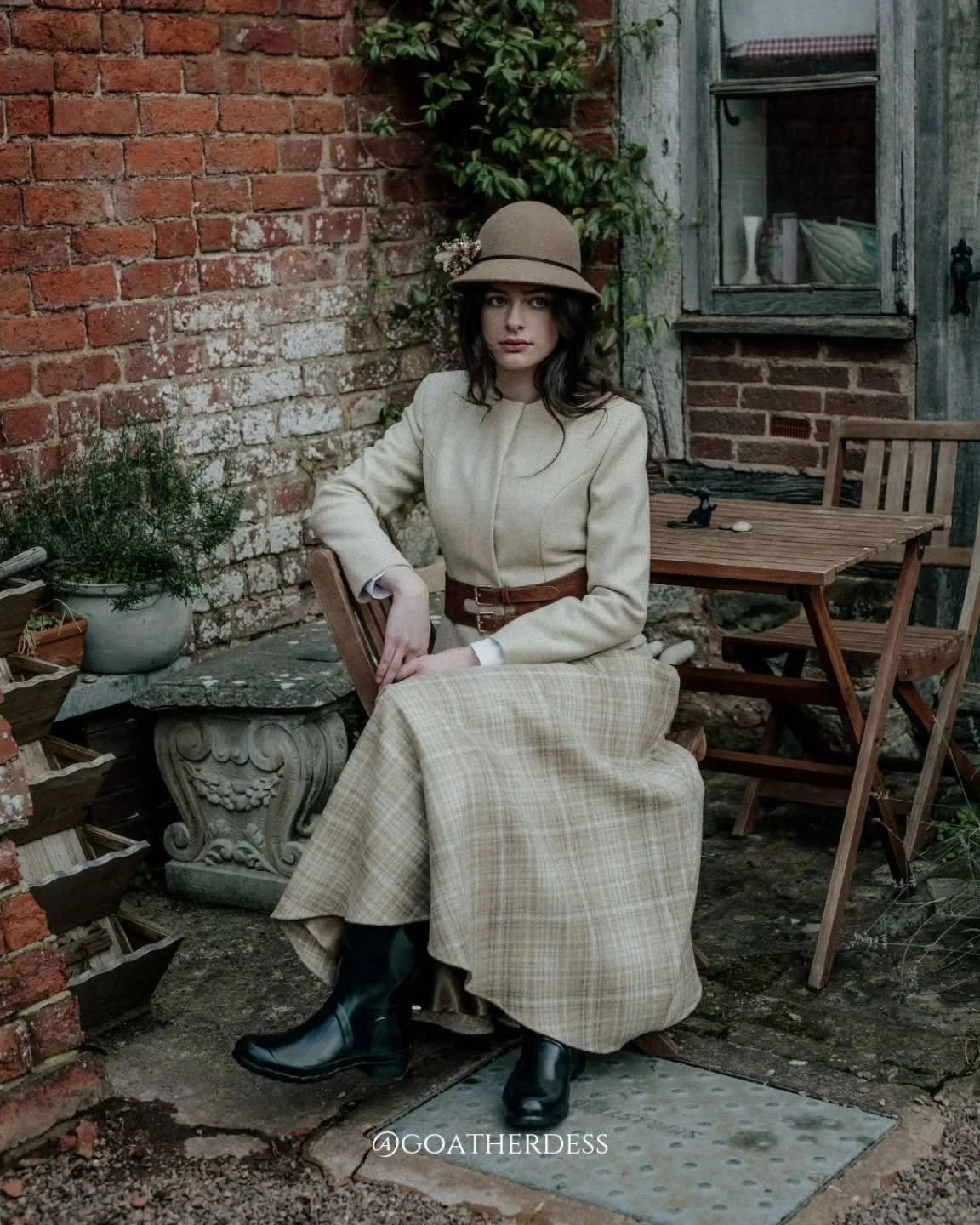 Head-to-ankle in Goatherdess wool: a timeless hat, tailored jacket, flowing skirt, and handmade belt. Rooted in heritage, crafted for today.

HMUA @jdressingtable 
Model @bella.silvester 
Photographer @katecullenstyle 
Venue @pauntley_court 

#goathe