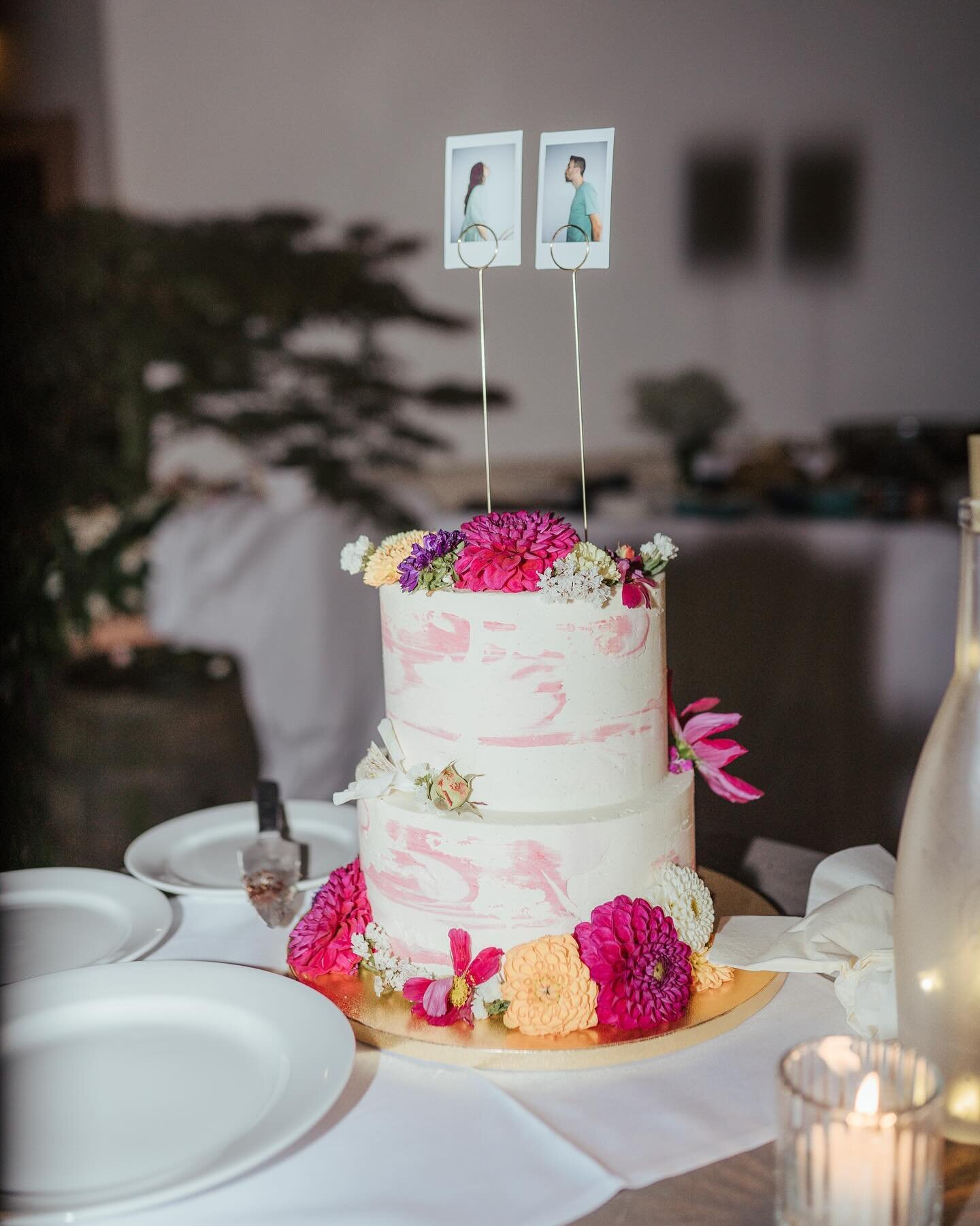 S&uuml;&szlig;en Donnerstag Abend ✌🏻🎂

#hochzeit2024 #hochzeitbadnauheim #friedberghochzeit #hochzeitstorte #fotografbadnauheim #badnauheim
