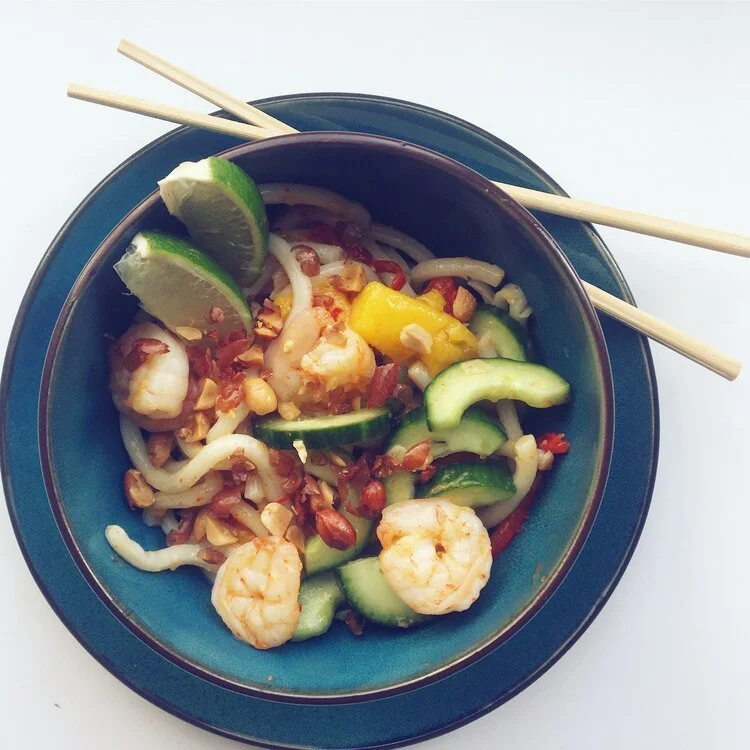 Noedelsalade met garnalen en mango