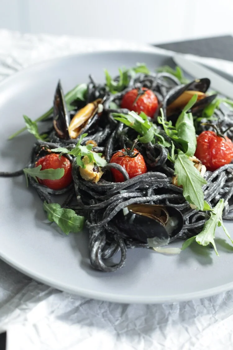 Zwarte pasta met mosselen en gegrilde tomaatjes⠀⠀⠀⠀
