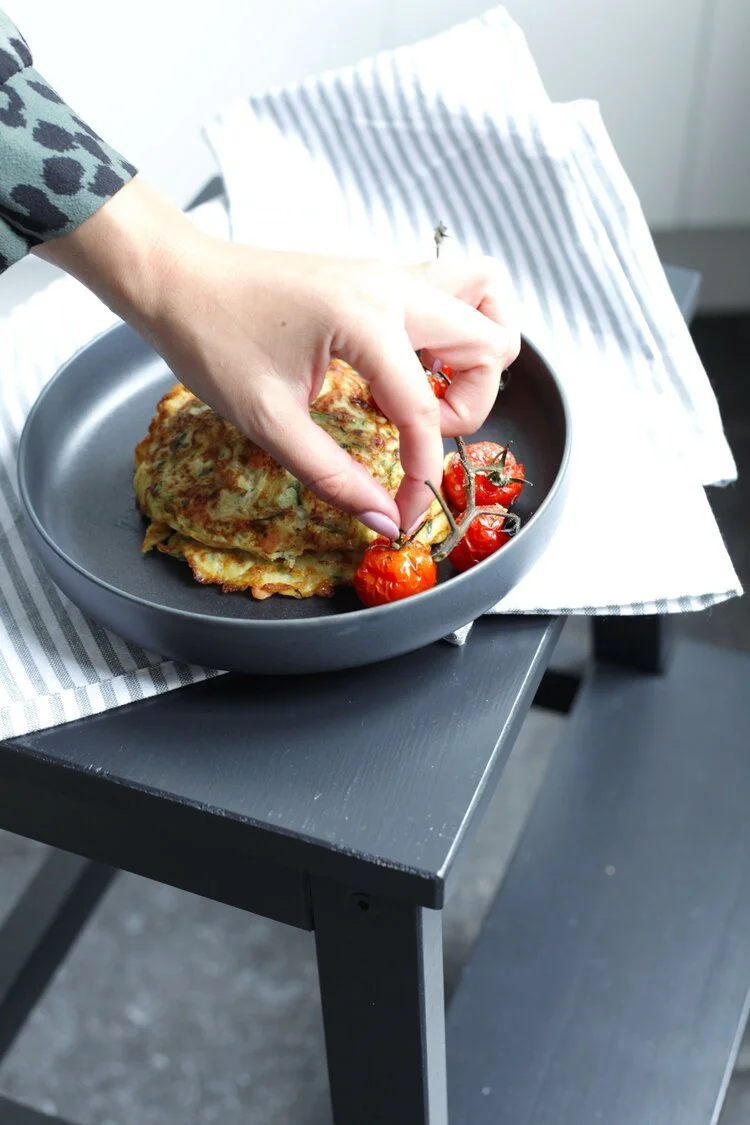 Hartige courgette-zalm pannenkoekjes