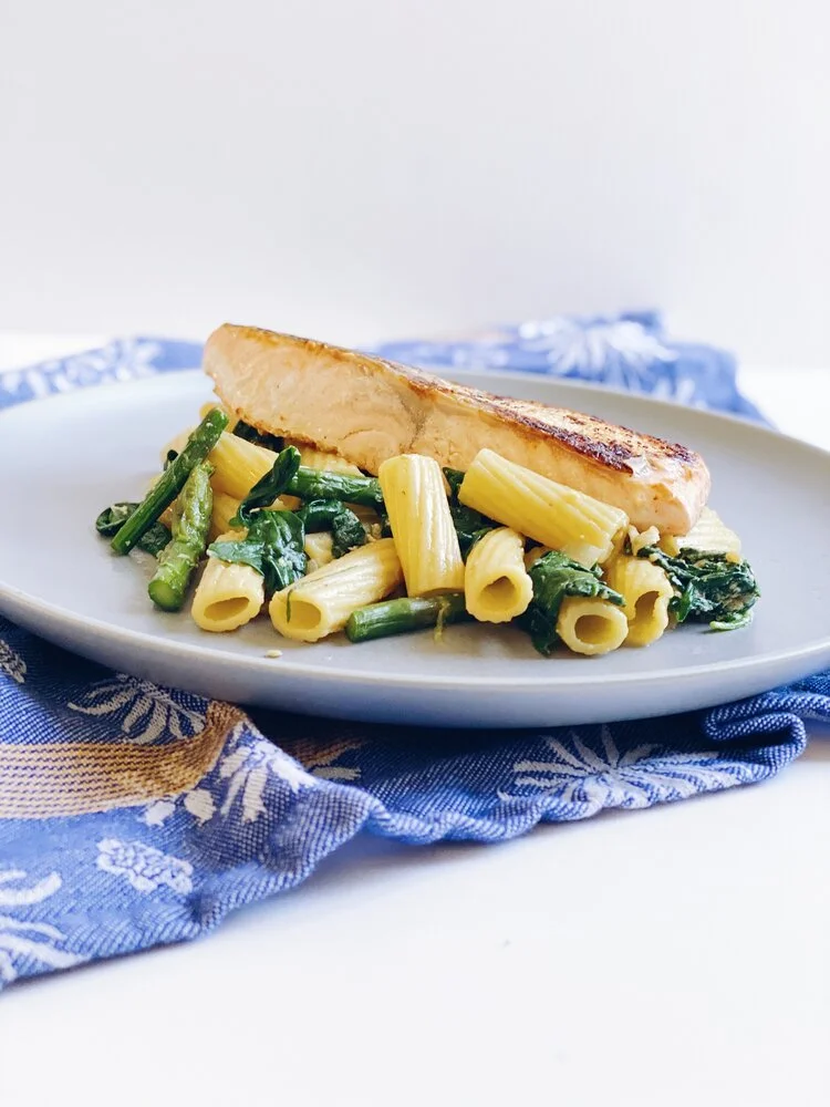 Pasta met zalmfilet, spinazie en groene asperges