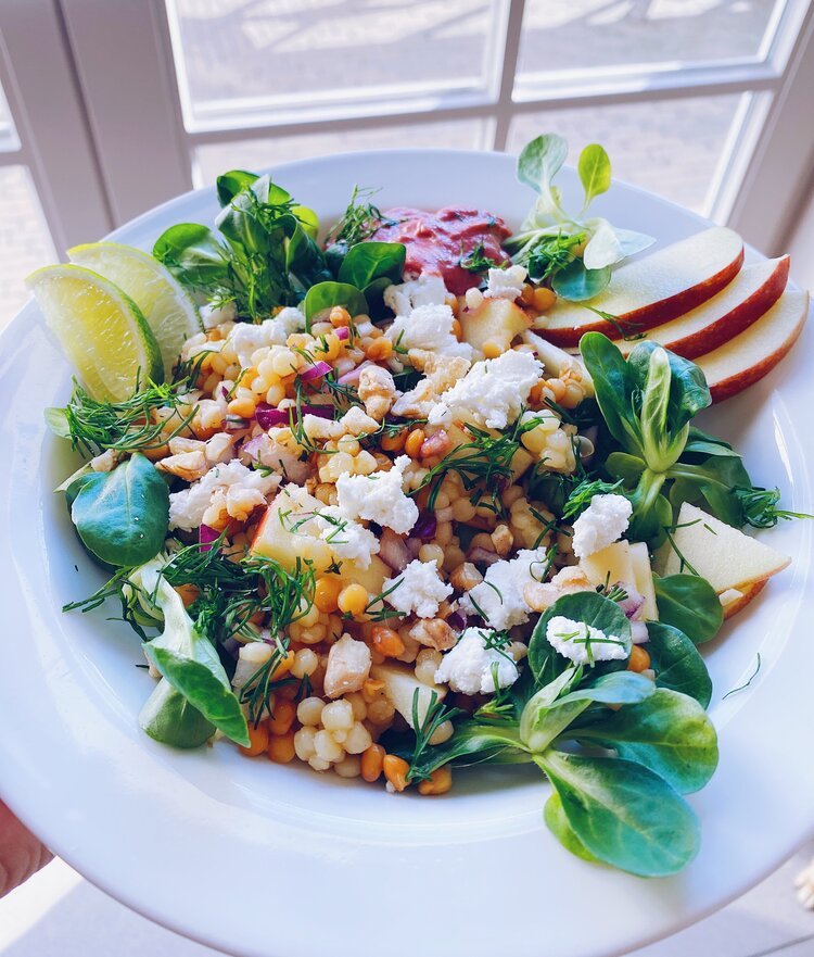 Linzen-parelcouscoussalade met rodebietencréme