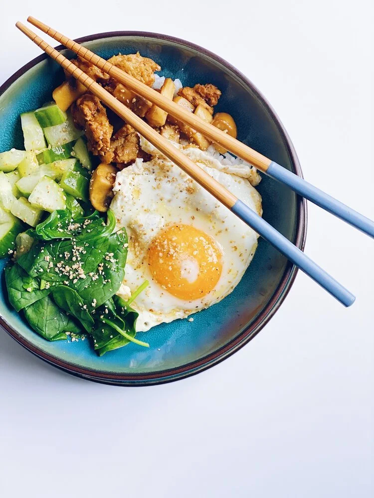 Koreaanse bibimbap met varkenshaasreepjes