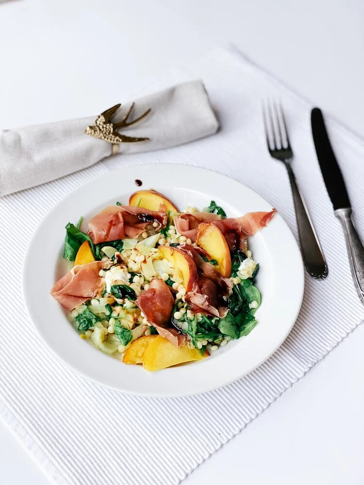 Salade met geroosterde perzik en serranoham