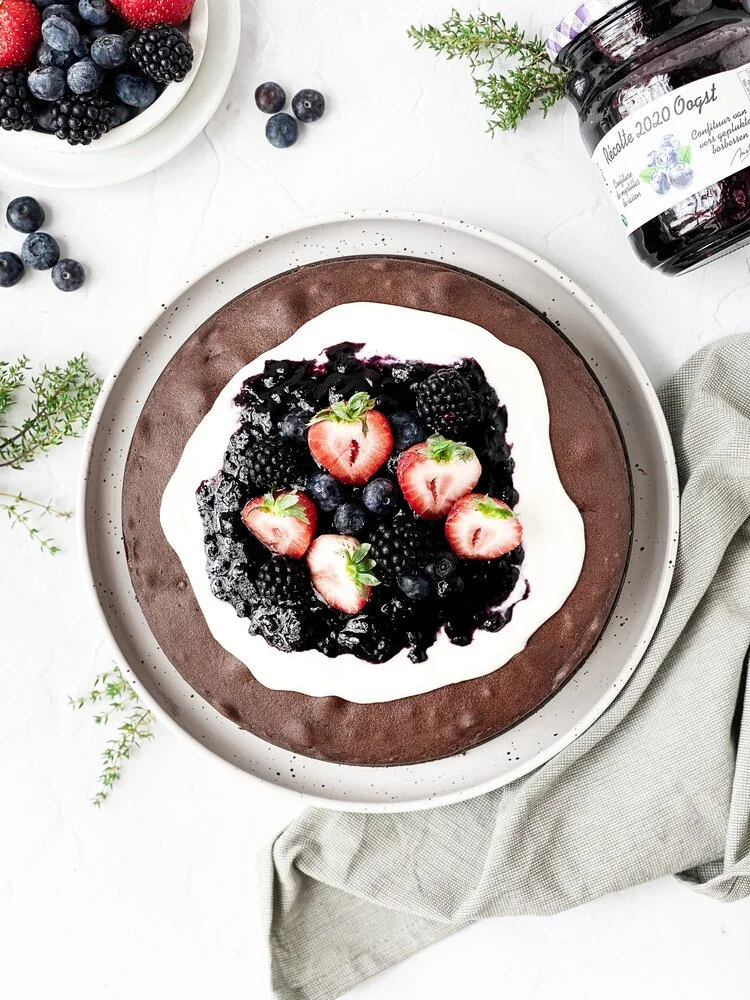 Chocoladecake met bosbessenconfituur
