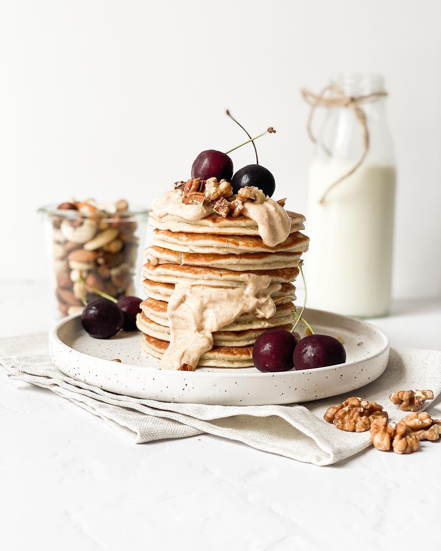 Het is zondag en is het dus weer tijd voor een heerlijk verwenontbijt of brunch. En daar komen deze spelt banaan pannenkoekjes goed bij van pas. 
Deze pannenkoeken zijn de perfecte start van dag en liggen in een mum van tijd op je bord!

Je kan ze tr