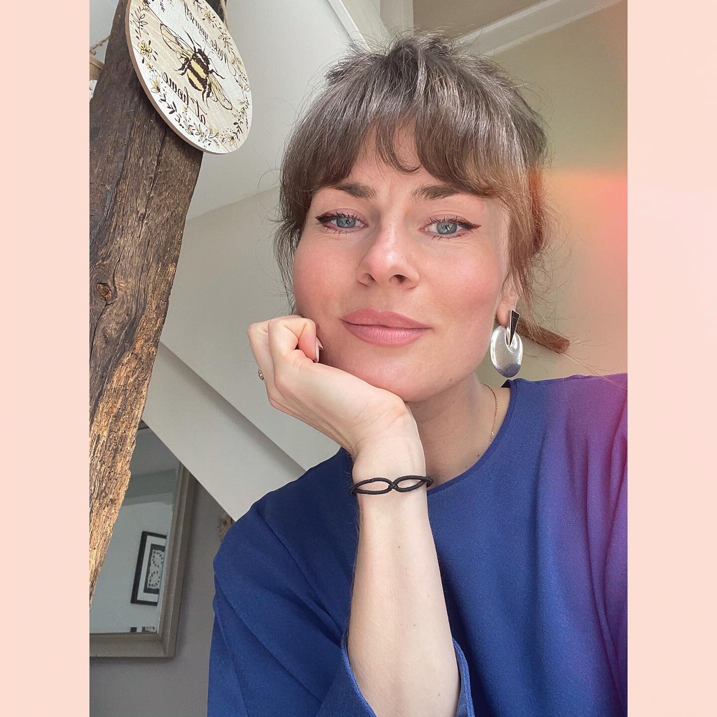 🔹

Let me re-introduce myself to you ☺️ 

〰️ My name is Alisa and I&rsquo;m working as Health and Wellbeing Manager during the day, helping students to overcome wellbeing related obstacles; like mental health concerns, confidence issues, issues rela
