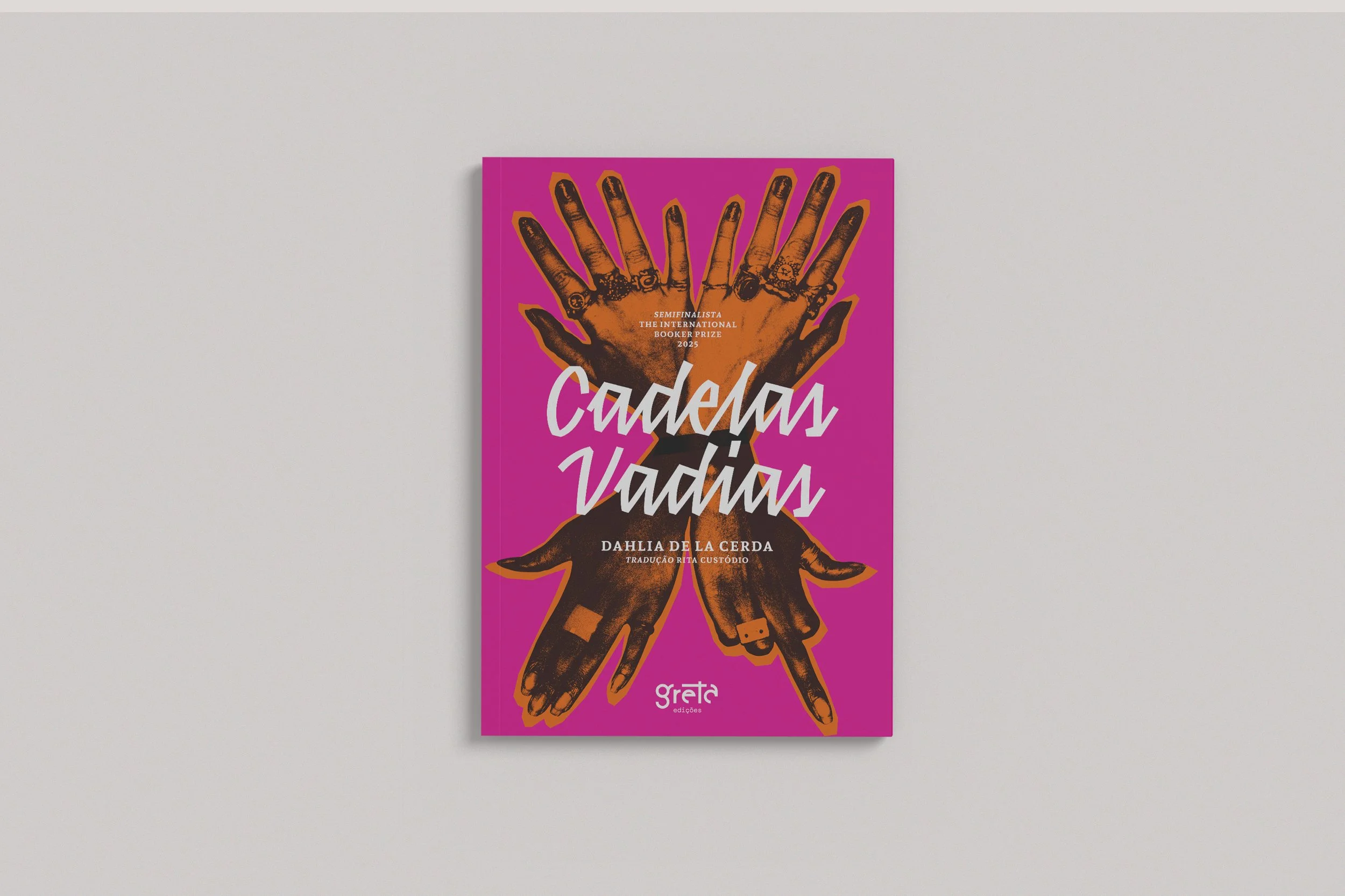Capa do livro 'Cadelas Vadrãs' com fundo rosa, ilustração de mãos de diferentes tons com unhas e acessórios, título em letras brancas e nome da autora Dália de la Cerda.