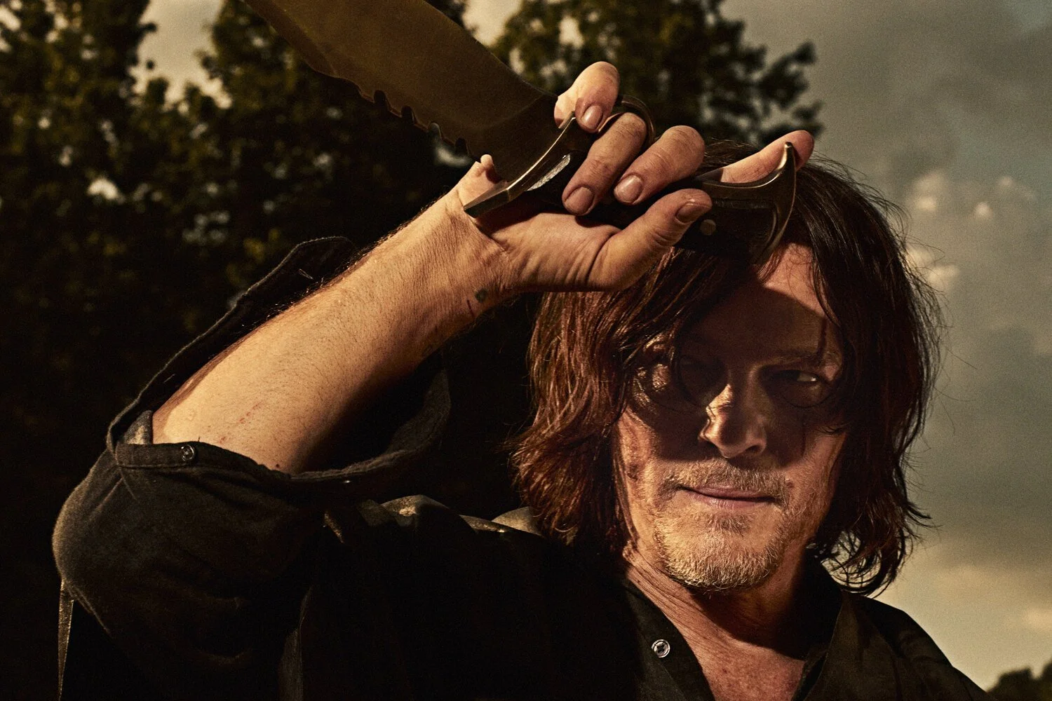 amc-walking-dead-daryl-in-the-shadow.jpg