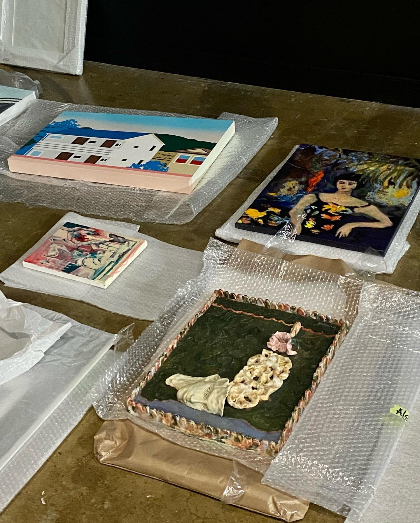 L&rsquo;Encan L&rsquo;Annuel MR-63 dont Artbangbang est commissaire aux c&ocirc;t&eacute;s de @gabrielle__po, C&rsquo;EST CE SOIR! 💥

Deuxi&egrave;me journ&eacute;e de montage : l&rsquo;espace physique prend forme pour vous offrir d&egrave;s 18h et 