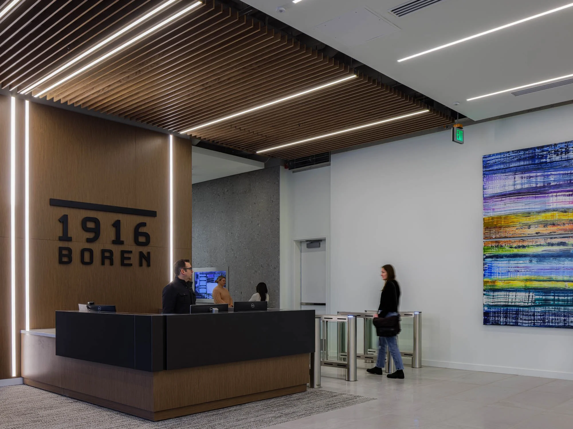 U-SHAPED RECEPTION DESK IN WALNUT VENEER WITH NATURAL FINISH WITH QUARTZ COUNTERTOP, AND LAMINATE COWL