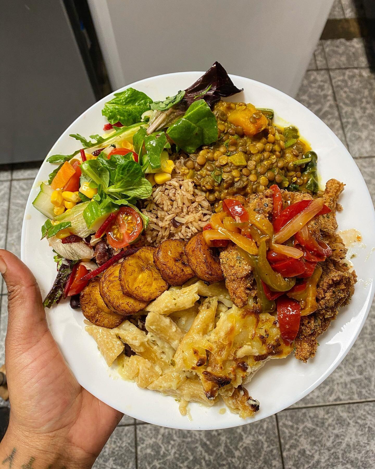 Sunday dinner vibes 
Come down to @veganflavourss and grab a plate, we are here till 6pm 
💚Curried lentils 
💚Crispy Oyster Mushrooms with Sweet pepper gravy
💚Rice and Peas
💚Salad 
💚Fried Plantain 
💚Mac and Cheese
.
.
.

#livityplantbasedcuisine