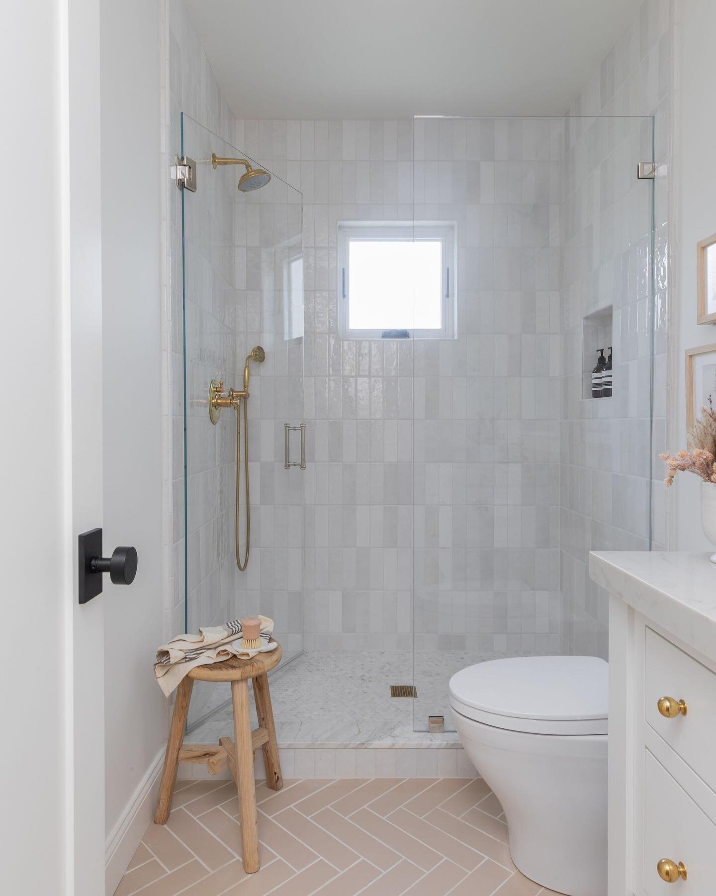 Updating your guest bathroom is a subtle way to make your guests feel right at home. This guest bathroom from our #surreyfarms project welcomes guests with thoughtful design.

Design: @ling.interiors 
📸: @nicolediannephoto 

#bathroomdesign #interio