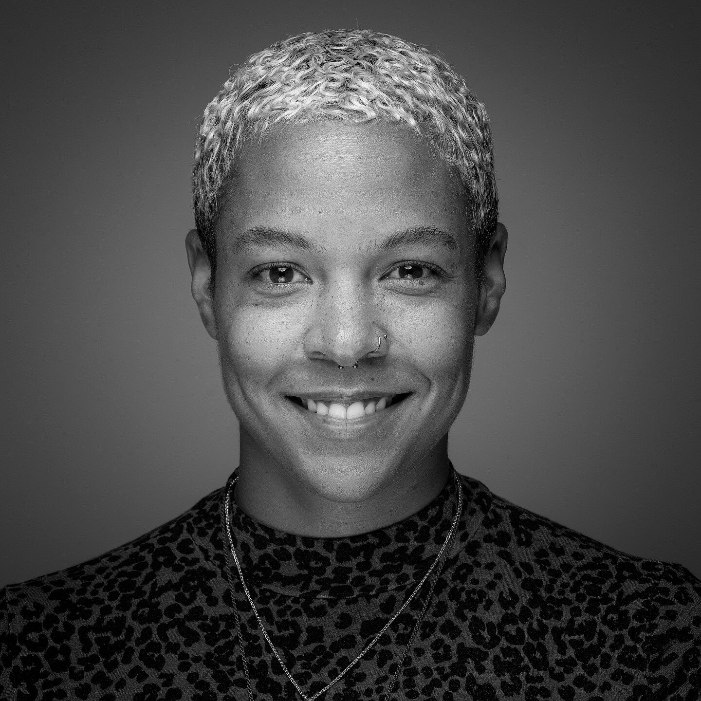 JASMINE
.
Portraits auf 1.5m Abstand.
.
Nidwaldner Gesichter.
.
Danke @jasmineimboden 
#blackandwhite #monochromatic #challenge #nikonphotography #smile #faces #series #happiness #square #eyess #onelightsetup #studiophotoshoot #headshot #pictureofthe