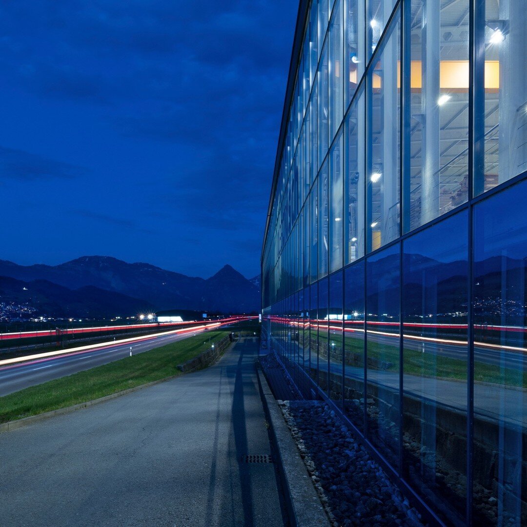 Glas Tr&ouml;sch
#stans #nidwalden #switzerland #steetlights #winter #darkness #lights #perfectlight #a2 #fassade #winter #streetlights @glastroeschgroup @glastroesch_ua