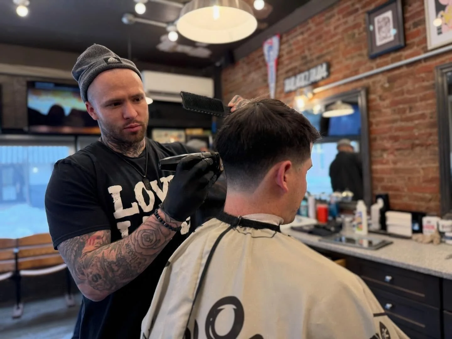 Clipper over comb. Clean work from start to finish. Martin doing what he does best.

📍 Barber on 24th, Fitler Square, Philly

#BarberOn24th #PhillyBarber #MensHaircuts #ClipperWork #FadeGame #PhiladelphiaBarbers #NeighborhoodBarber #FreshCut
