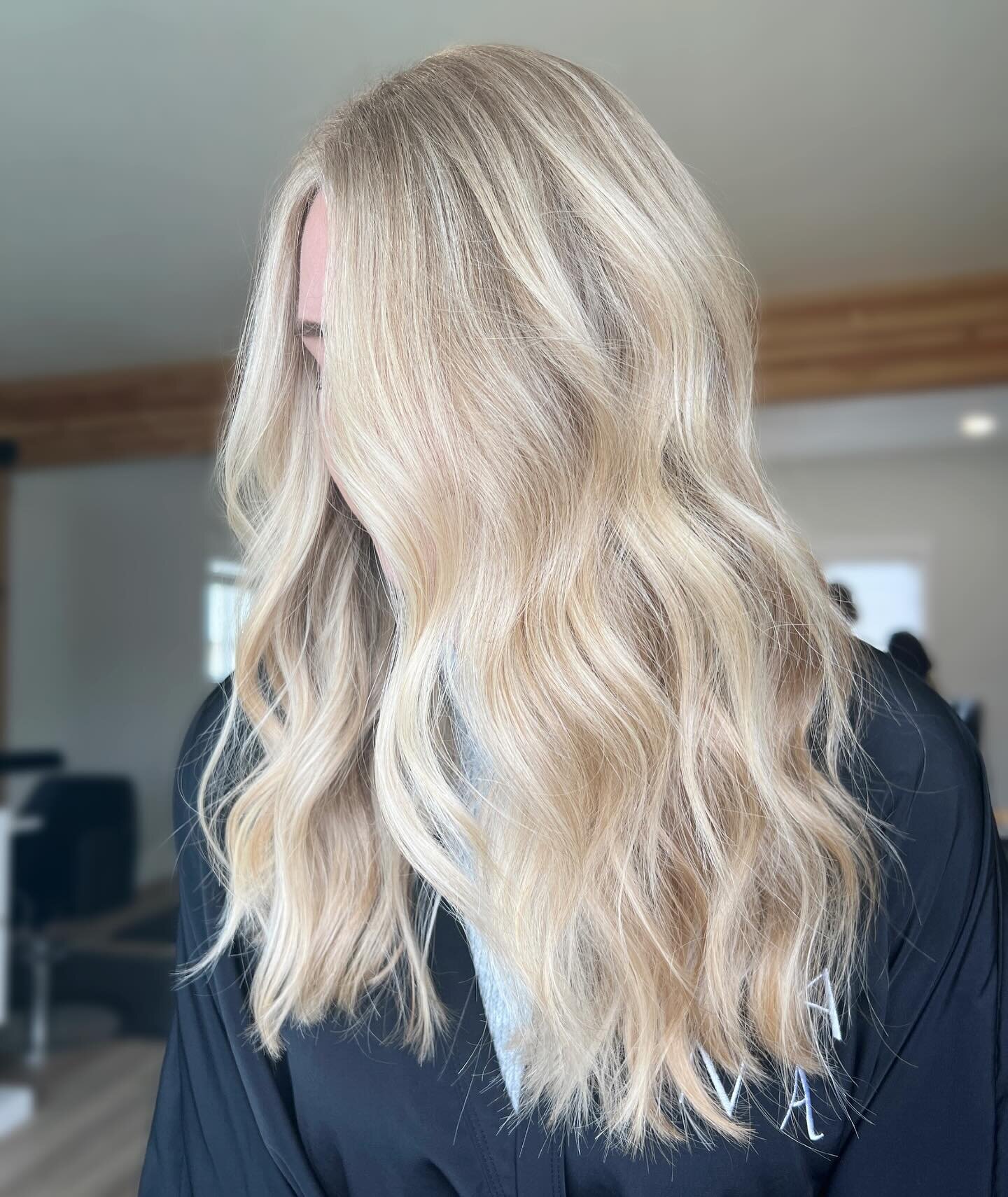 Let&rsquo;s warm things up with Mana&rsquo;s Signature Beach Blonde ✨

Depth and dimension is left intentionally with pops of brightness to give you that bright blonde you crave without the crazy upkeep and harsh grow out. It&rsquo;s what we do best!