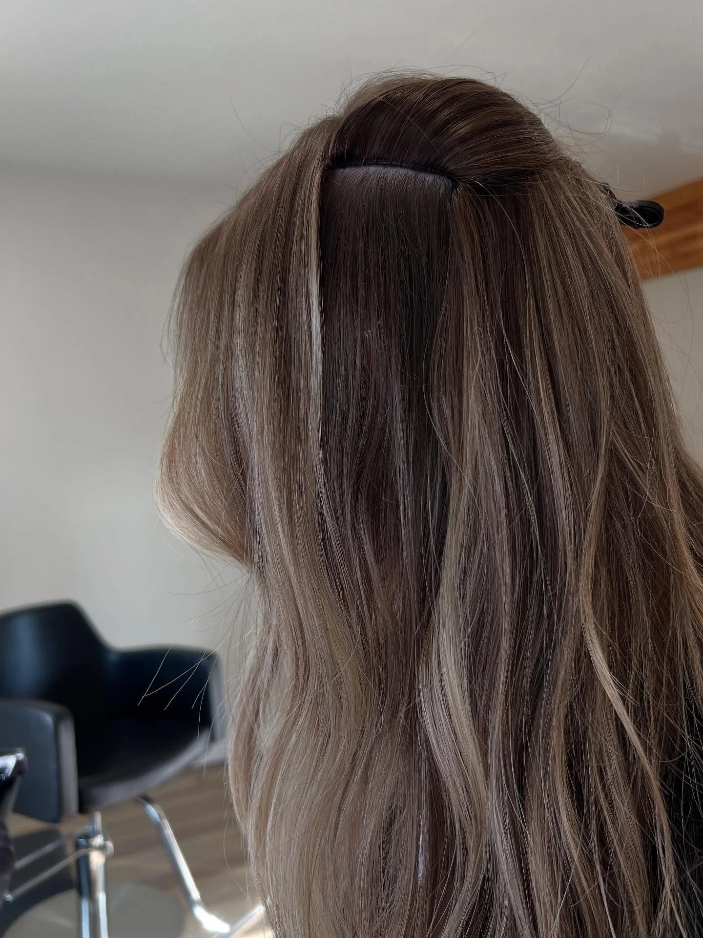 Extensions that are worth showing off ✨ Why we love our flip-ups:

- Tension-free Installs. Our rows are flexible and pain-free. Our clients are often shocked by how comfortable they are right from the start!

- Clean Technique = extensions that are 