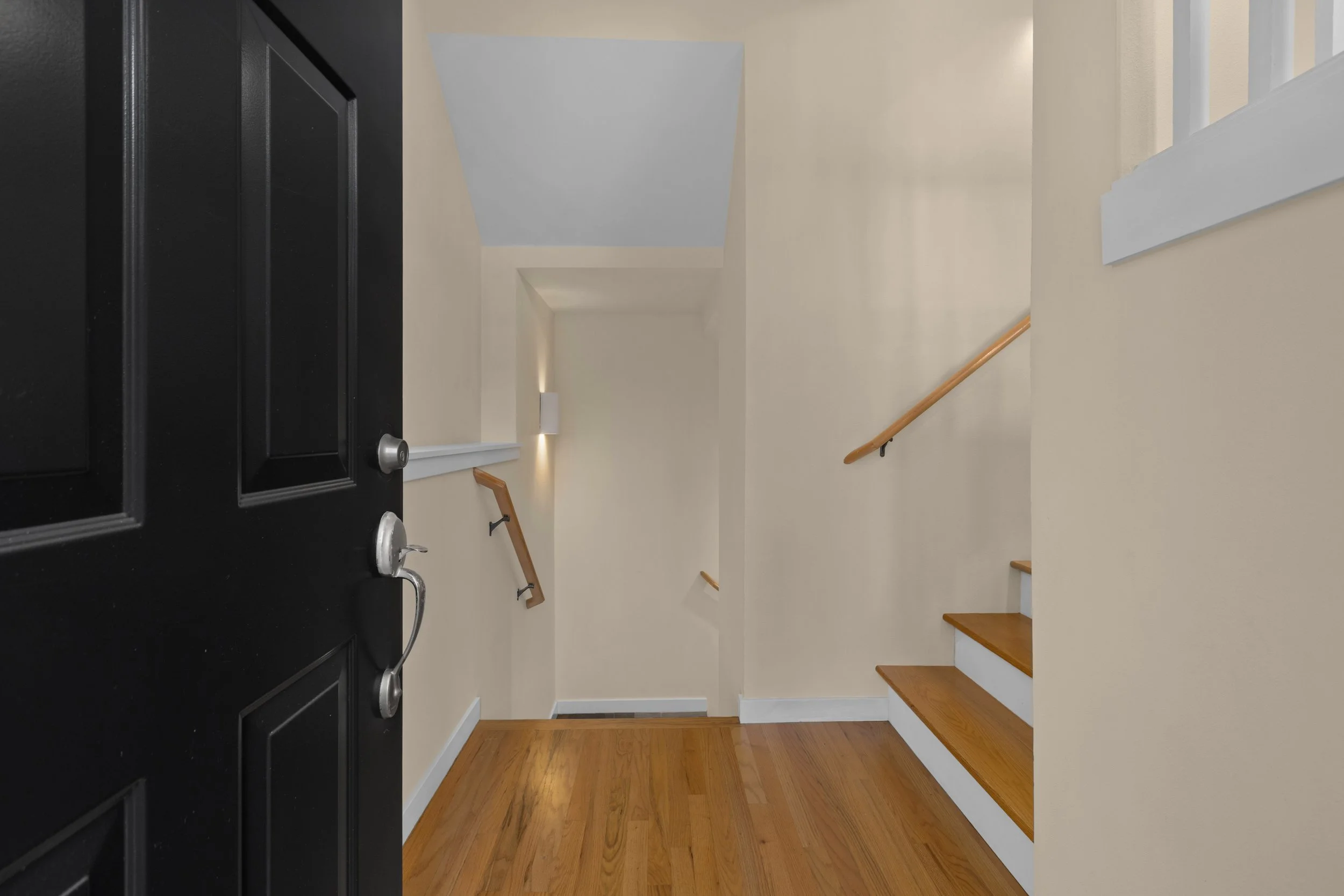 6 - Entryway.jpg