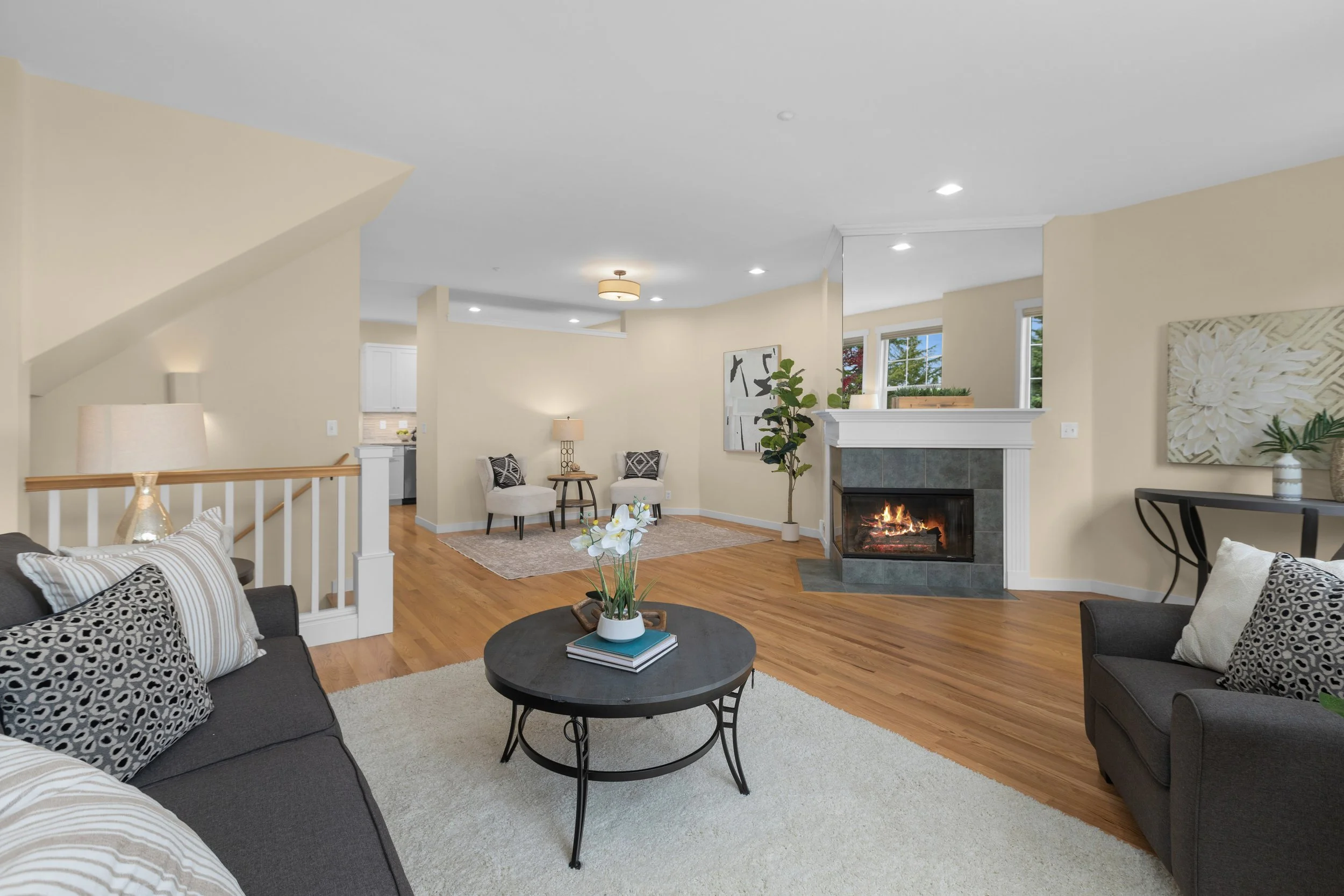 10 - Family & Sitting Area.jpg