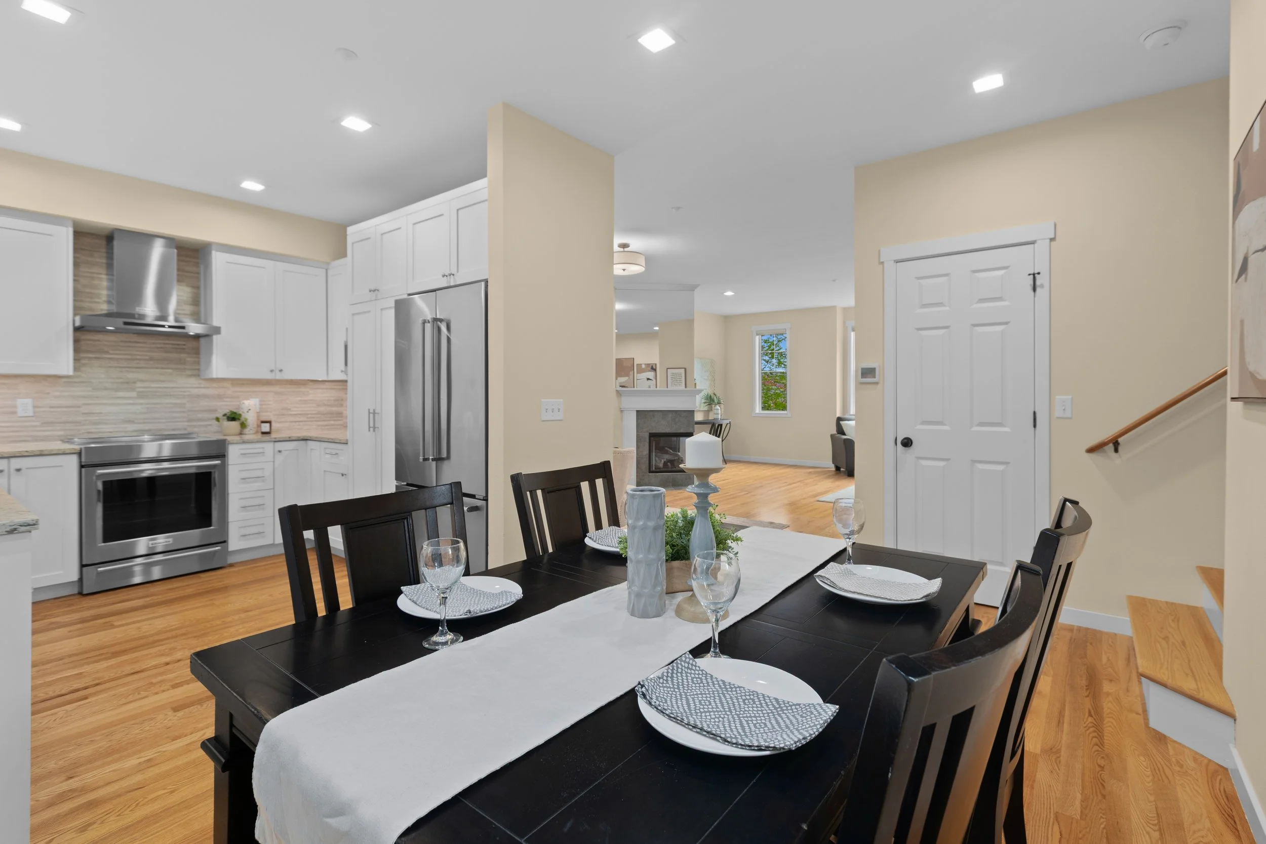15 - Dining & Kitchen.jpg