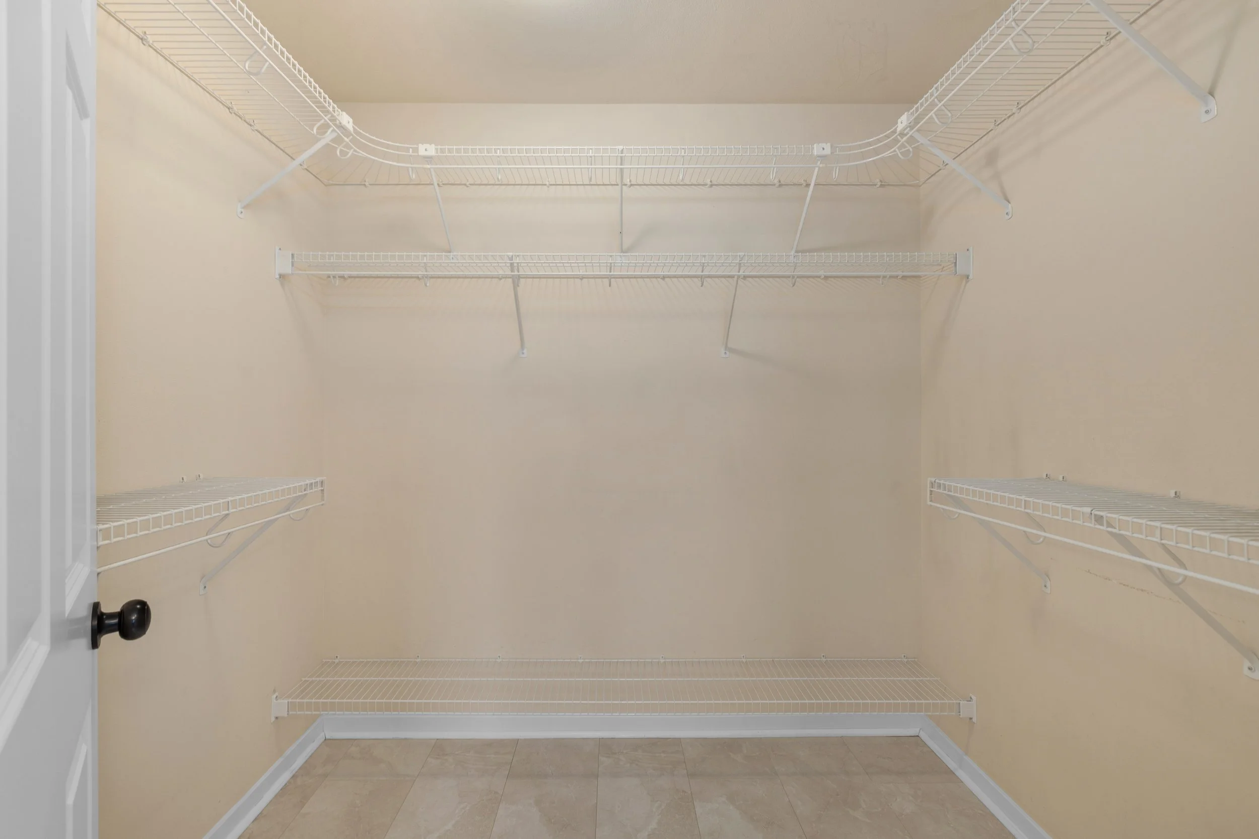 28 - Walk In Closet.jpg