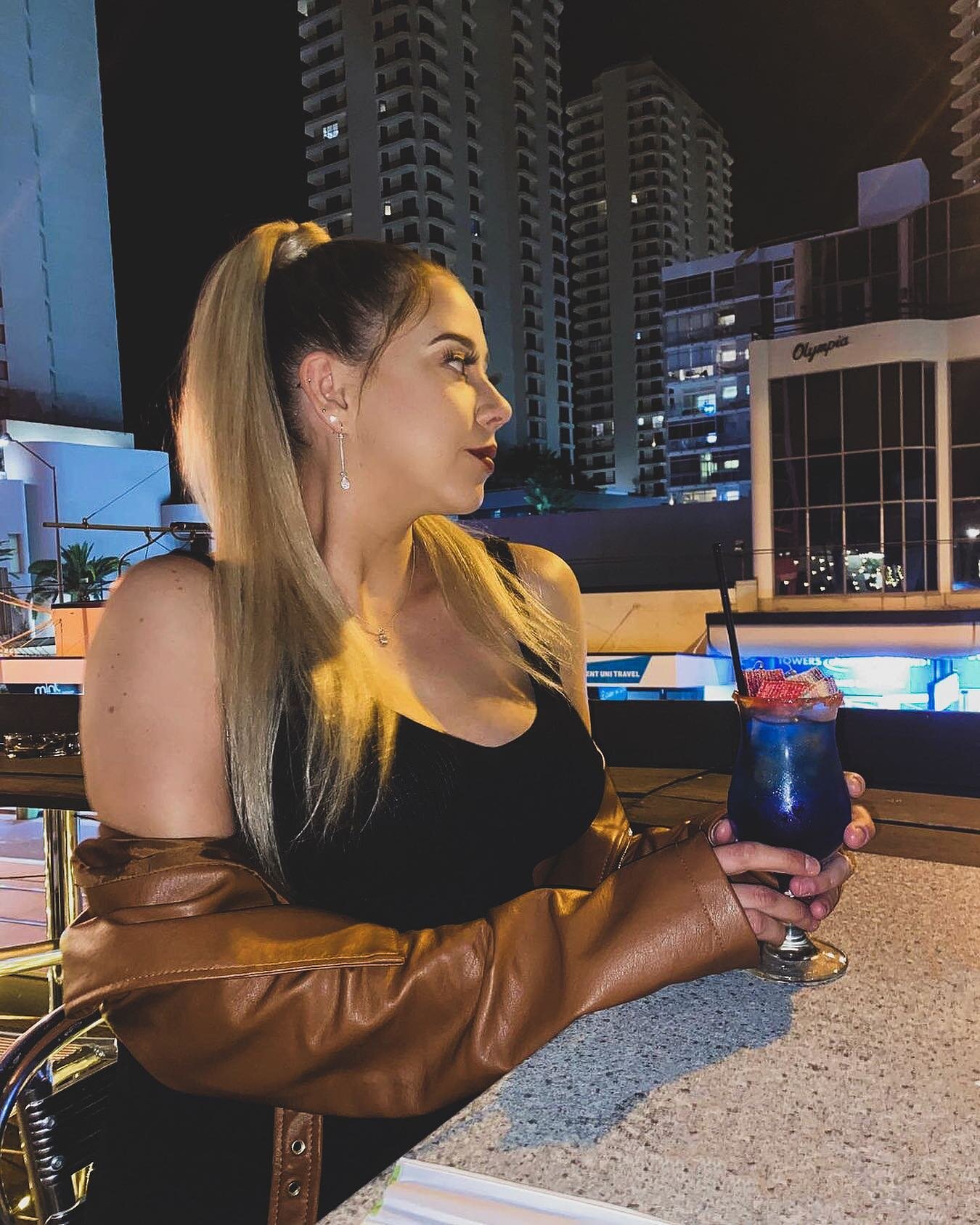 Cocktails on the KooKoo rooftop with @carlykillingback🍸 We'll be serving up cocktails starting at $10 from 5pm tonight, see you here! 💃 
⠀⠀⠀⠀⠀⠀⠀⠀⠀
#kookooteppanyaki #surfersparadise #teppanyaki #cocktails #goldcoast