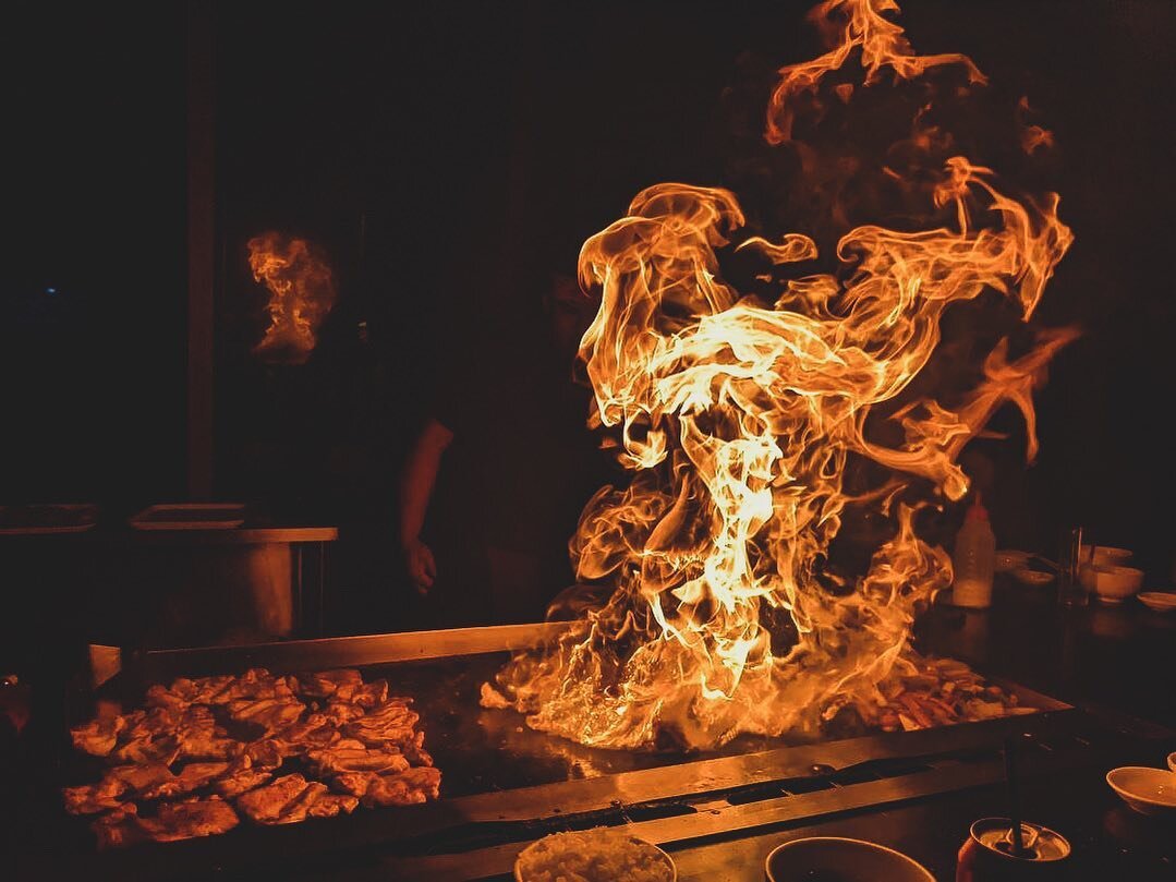 Cooking with fire 🔥 Our hot plates are designed to cook your meals to perfection right in front of you! 👨&zwj;🍳
⠀⠀⠀⠀⠀⠀⠀⠀⠀
Join us for dinner and a show nightly from 5pm 
⠀⠀⠀⠀⠀⠀⠀⠀⠀
Image: @shilly93 
⠀⠀⠀⠀⠀⠀⠀⠀⠀
#kookooteppanyaki #teppanyaki #goldcoas