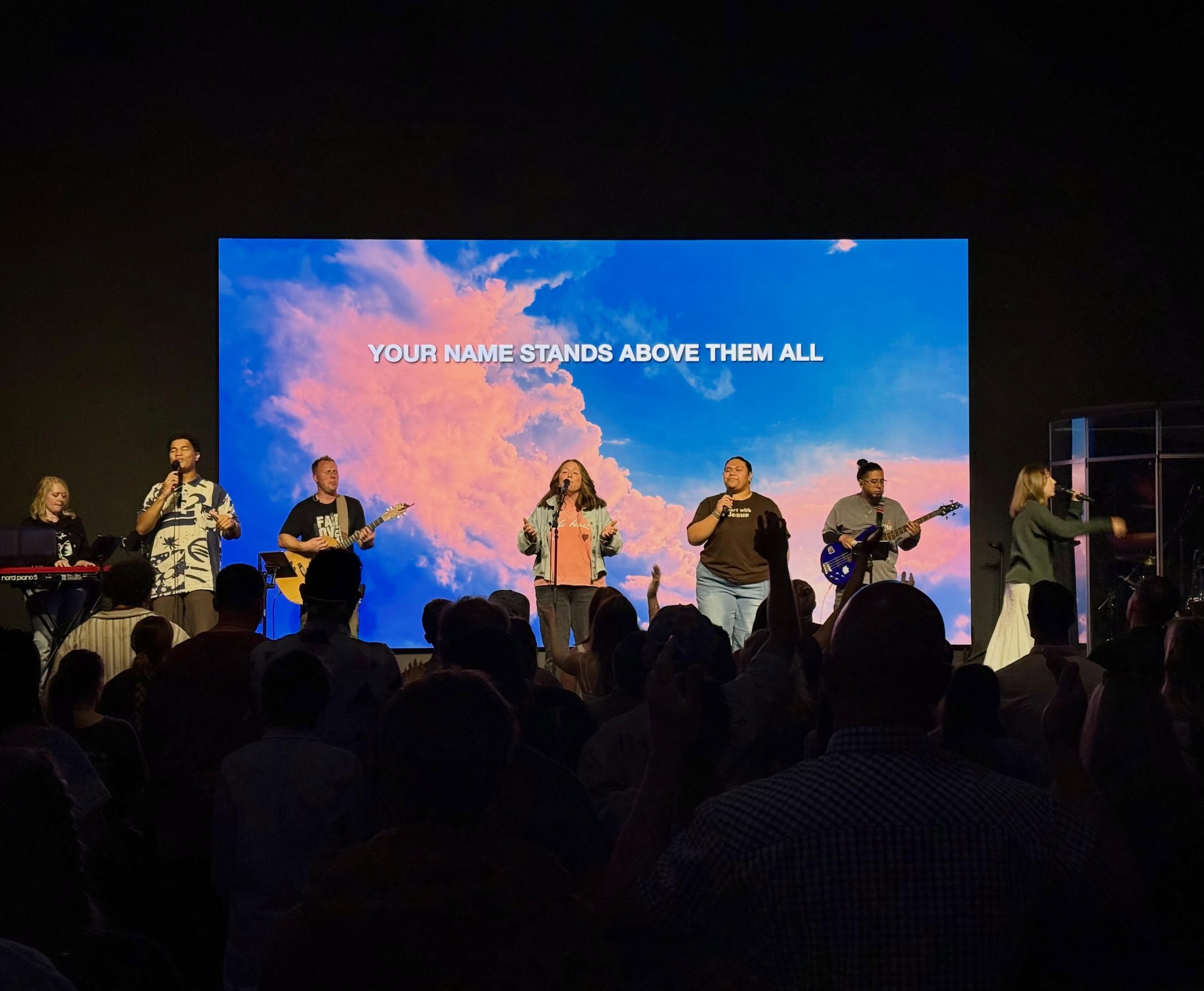 It&rsquo;s Sunday! Can&rsquo;t wait to see you soon! Invite a friend and join us at 9:30am or 11:30am. 😆🙌