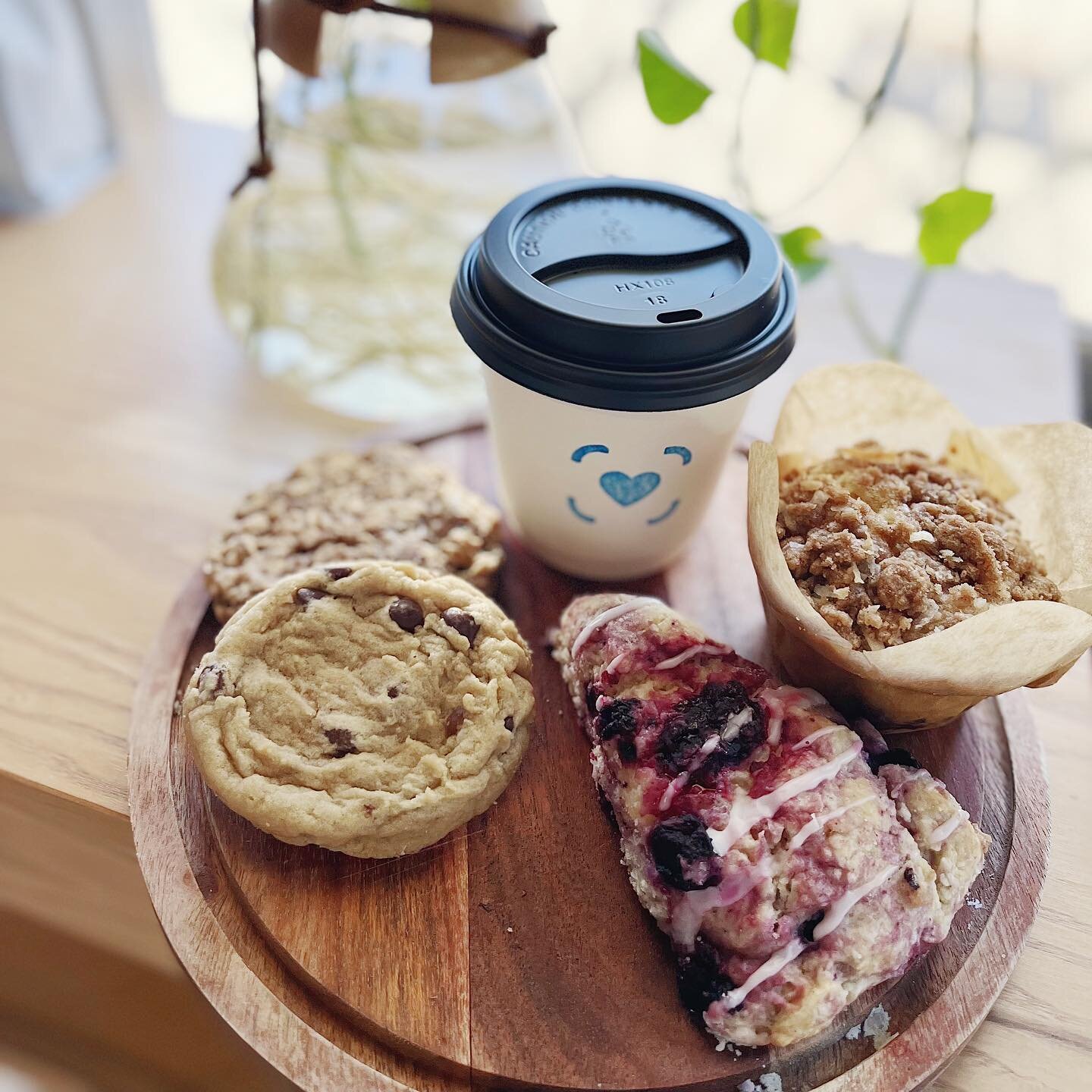 Introducing our new blueberry scone!These sweet and fluffy bites go perfect with an oat vanilla latte🤤Come try it out!

.
.
.
.
#oldsac #sacramento #sacramentocoffee #riverfrontdistrict #smallbusiness #coffee