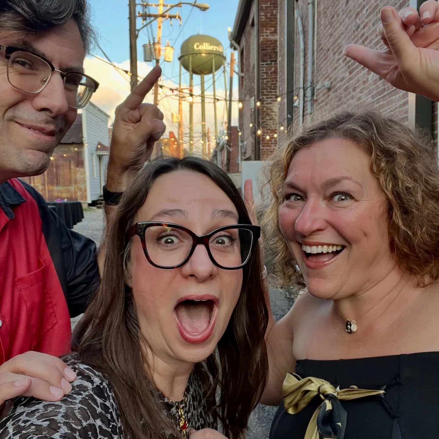 That end video tho ✌🏼 Grateful to be here for @amymarkham1974 and her show last eve. 

True art helps us make meaning, inspires us to see the world differently, and nudges us to acknowledge other perspectives. 

And wine makes me sing Meatloaf songs