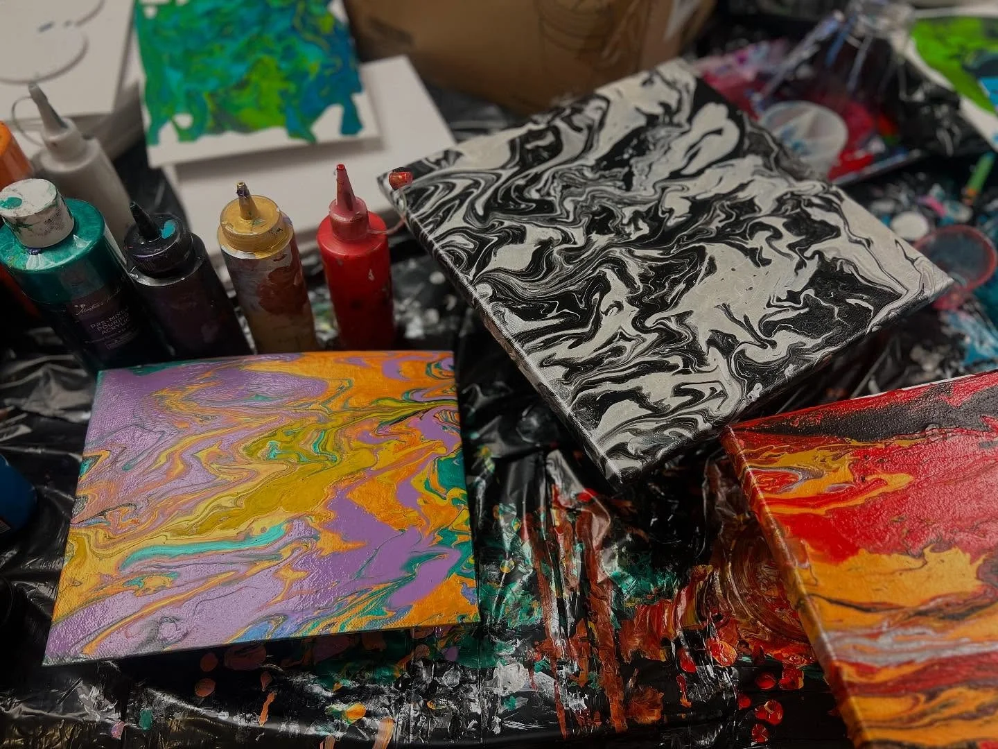 🫟 👨🏽&zwj;🎨 More pour medium art from Wednesday&rsquo;s #adultadhd art group! We talked about routines, why and how we get stuck, what makes it hard to get started and how we can find what works for us. 

Want to create cool shit like this, make f