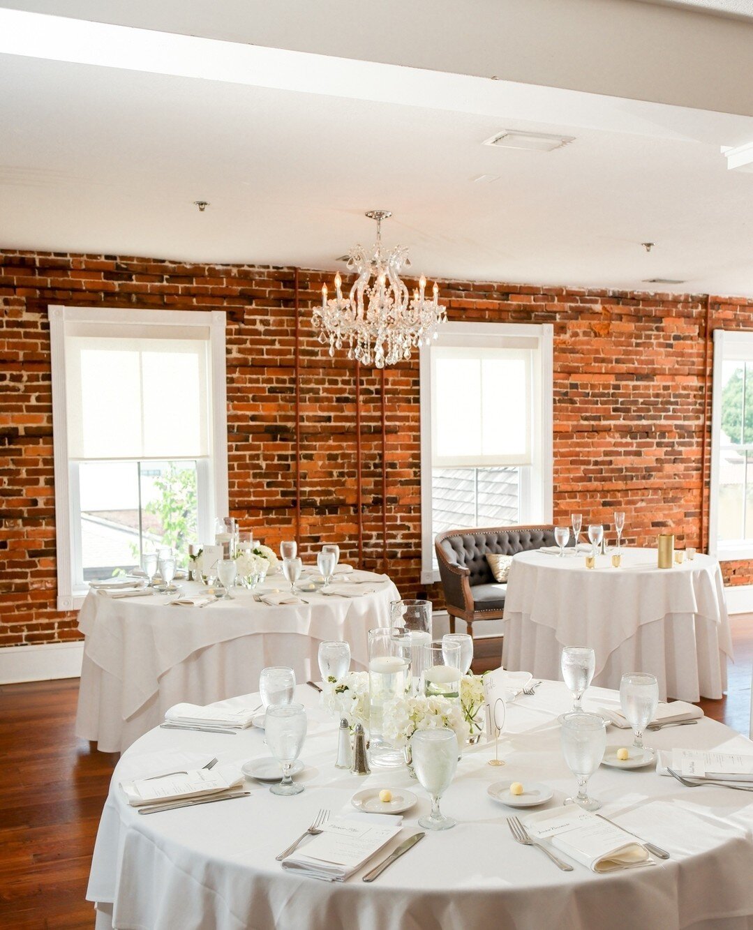 When the room is set just right and you finally get to see all of your hard planning pay off 👏🏻😍. Who else loves this brick wall @whiteroomweddings as much as we do? 🤩