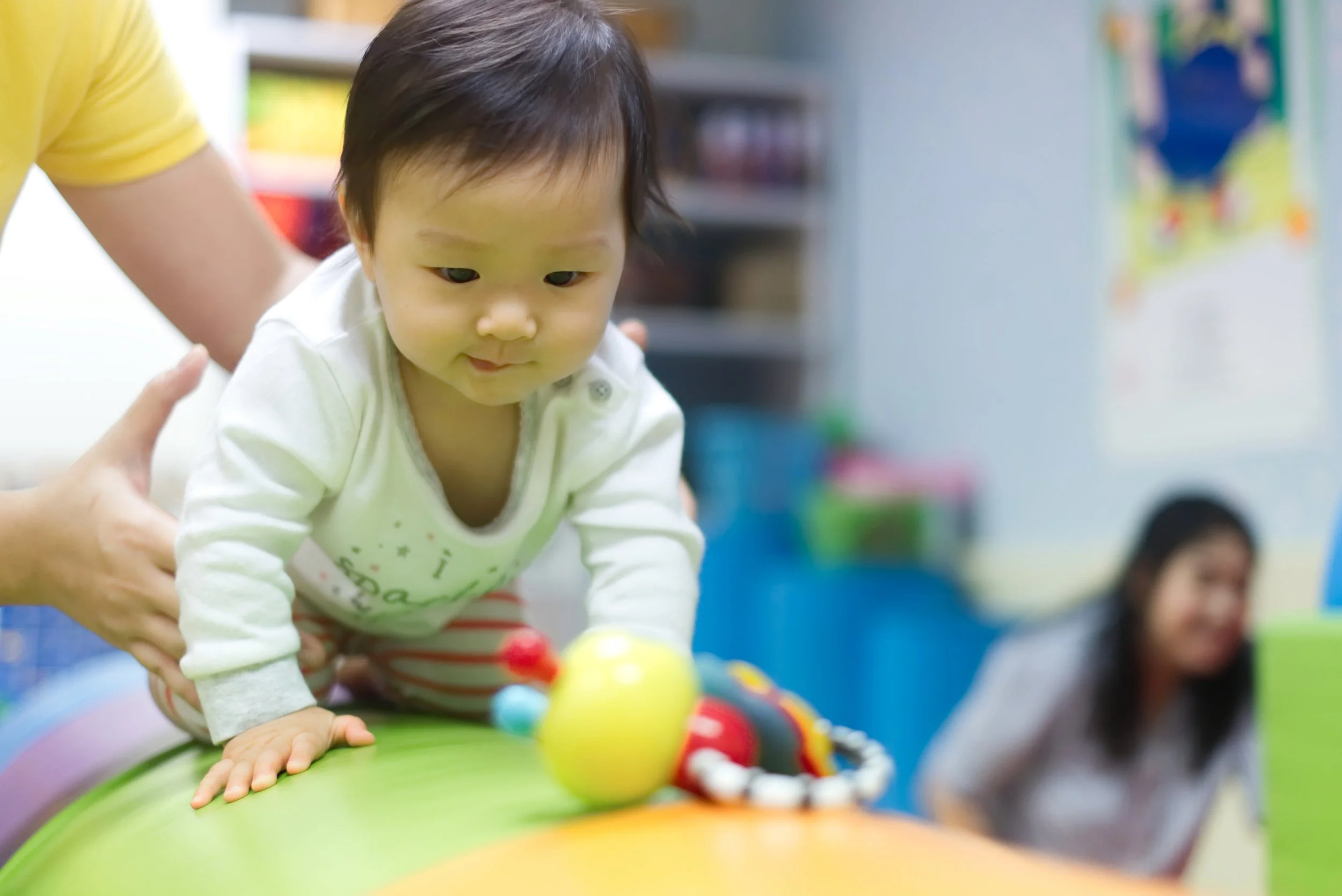 infant crawling during sensory therapy with Buttonloop Children’s Therapies infant services